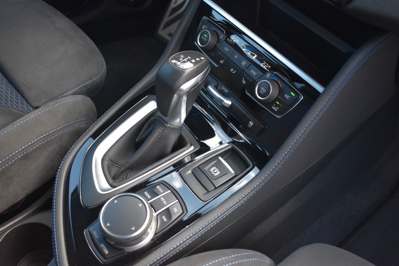 Fahrzeugabbildung BMW 220i Active Tourer M Sport HUD DAB Memory Kamera