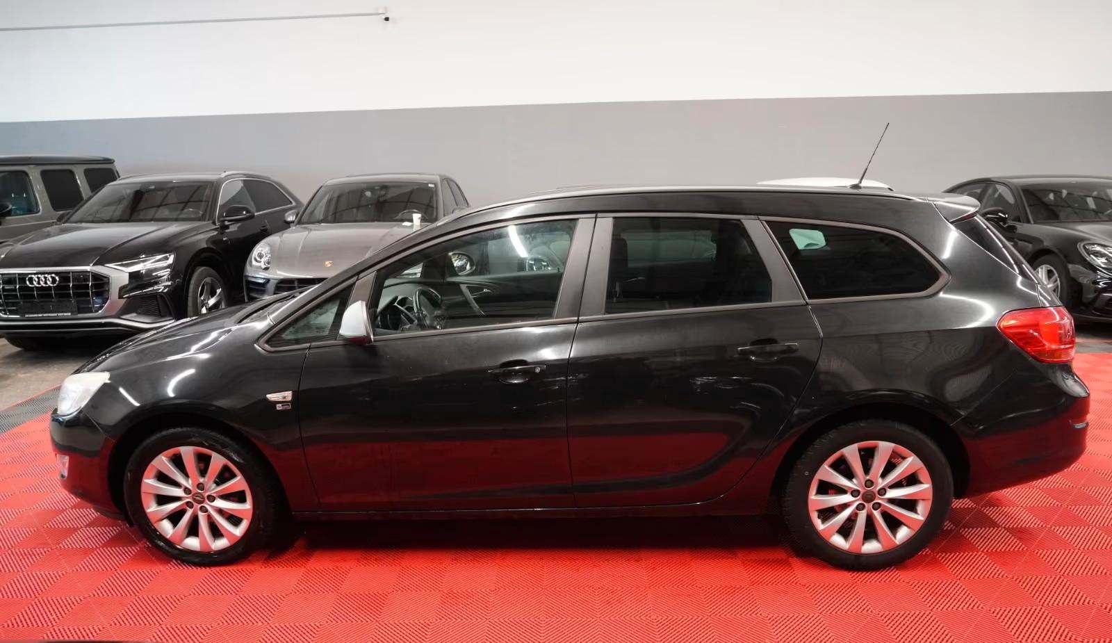 Opel Astra 2012 — photo 8