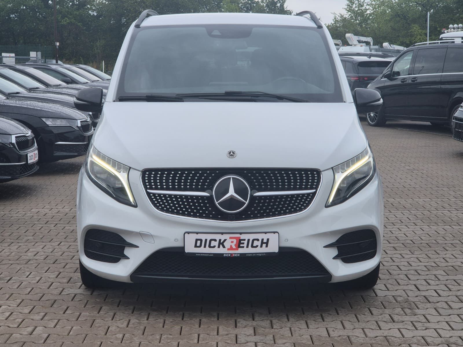 Fahrzeugabbildung Mercedes-Benz V 300 d 4MATIC lang AMG PANO*Mittelkonsole*AHK