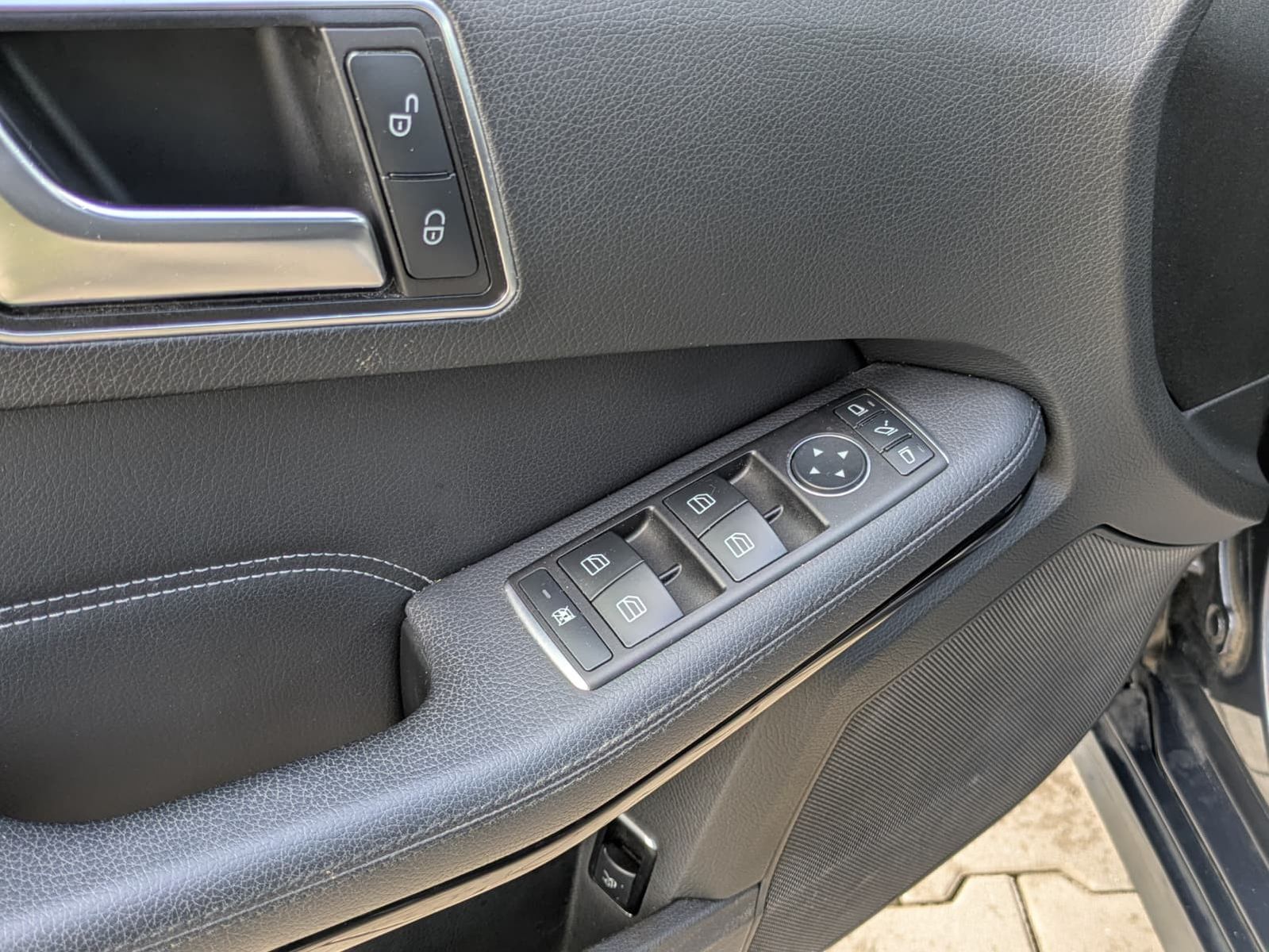 Fahrzeugabbildung Mercedes-Benz E 220 Avantgarde LED*AHK*KAMERA*TEMP*NAVI*SHZ