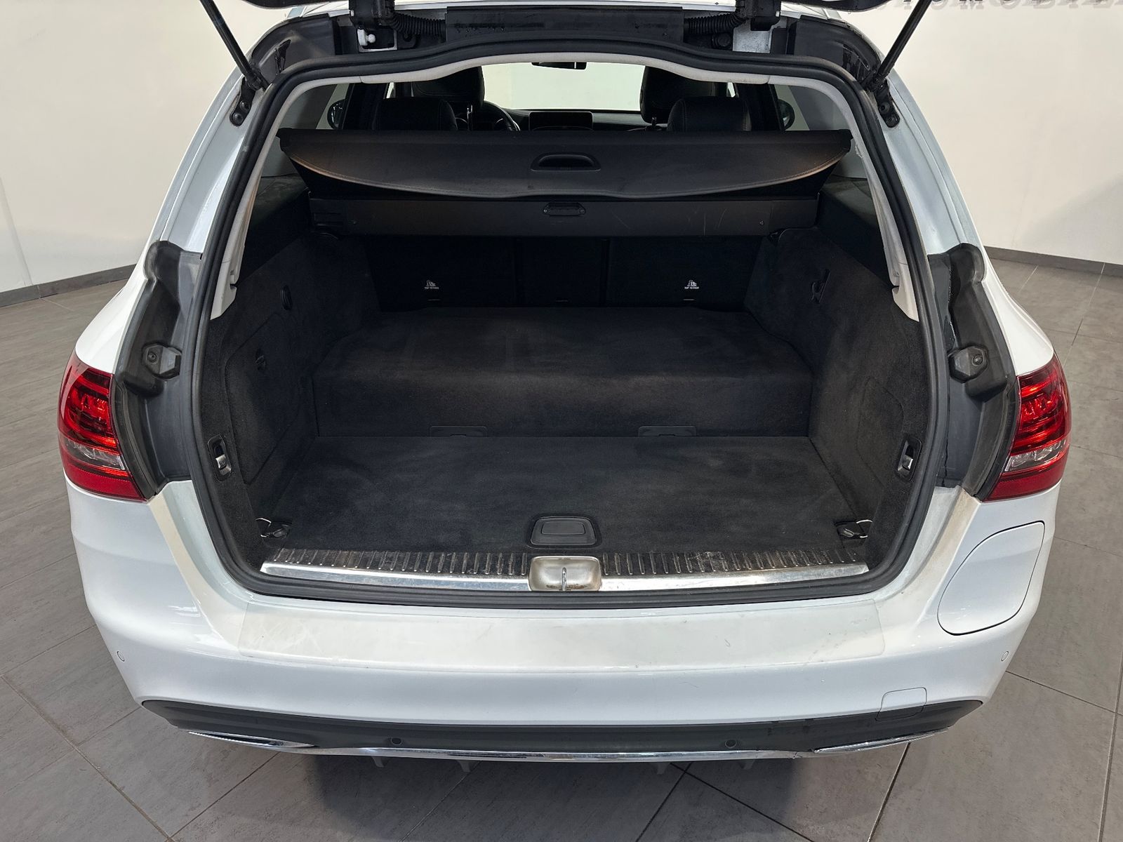 Fahrzeugabbildung Mercedes-Benz C 300 de T AMG-Line NAV+LED+AHK+ACC+KAM+AIRMATIC