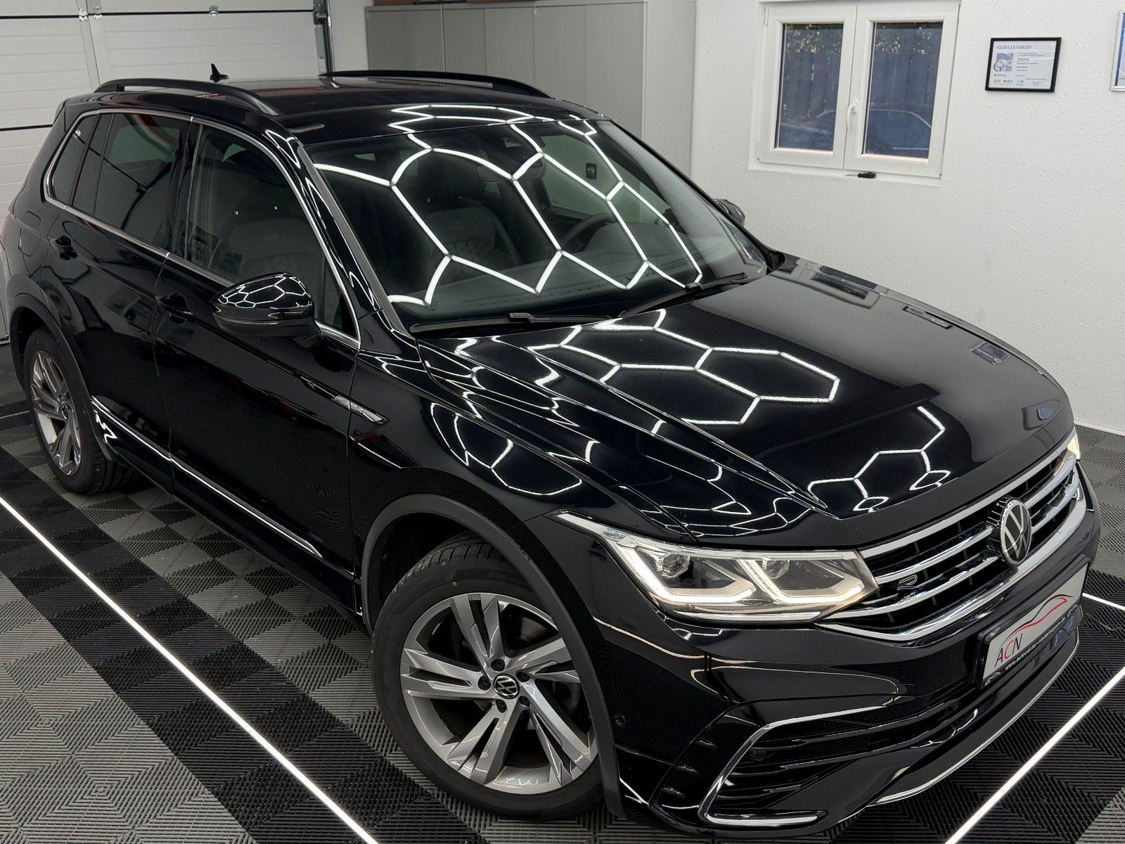 Fahrzeugabbildung Volkswagen Tiguan 2.0 TDI R-LINE/IQ-LED/KAMERA/ACC/AMBI+