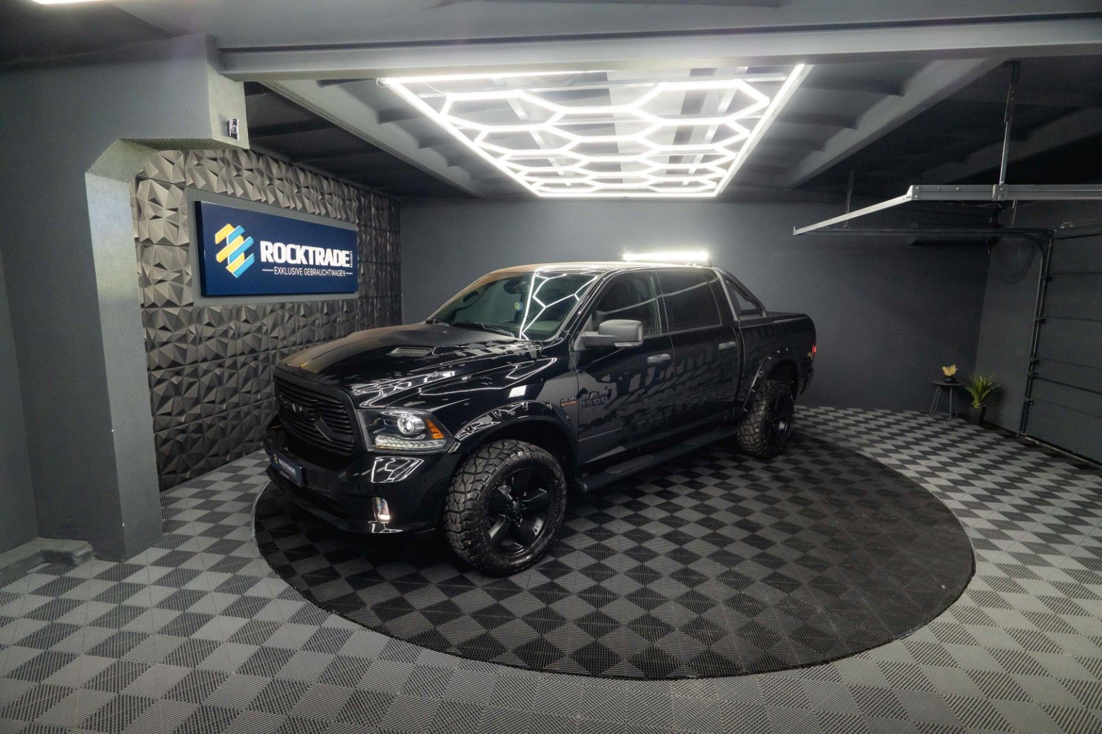 Fahrzeugabbildung Dodge RAM 5.7 V8 HEMI 4x4 OFFROAD Night-Paket *LED*