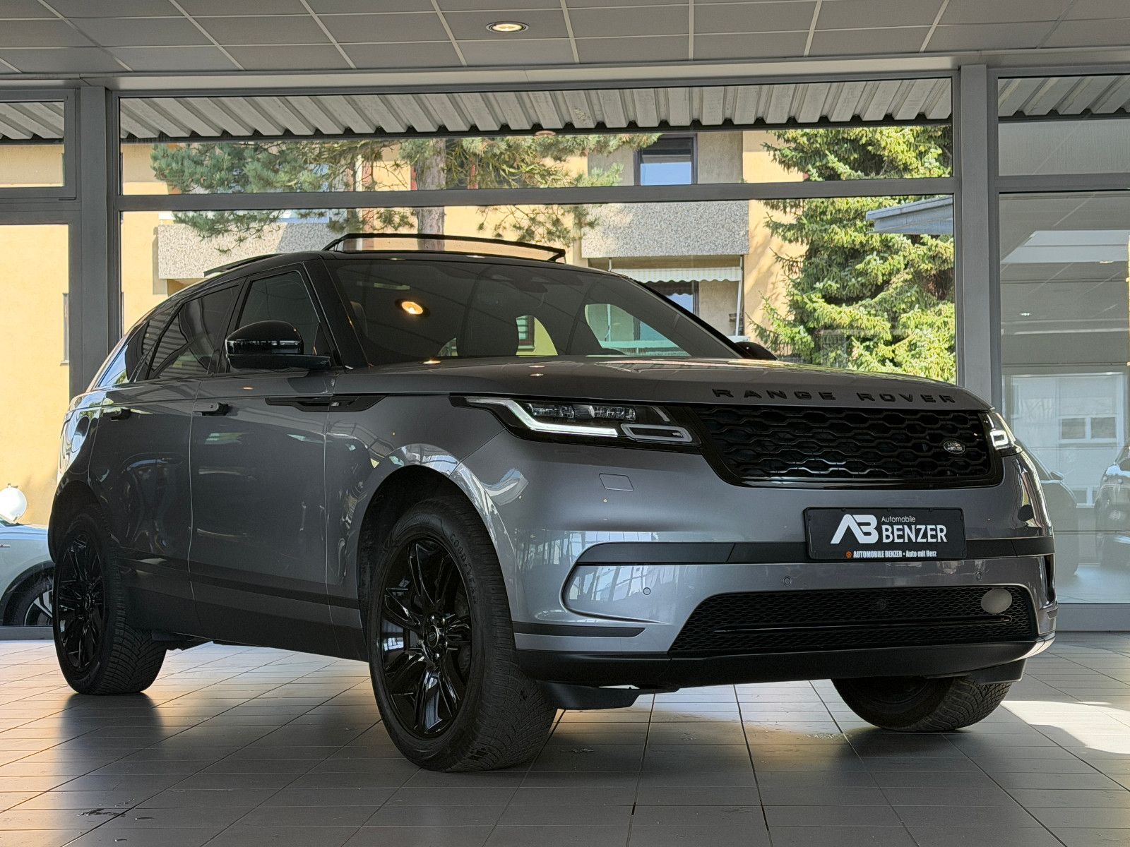 Fahrzeugabbildung Land Rover Range Rover Velar Hybrid S P400e /PANO/MERIDIAN/