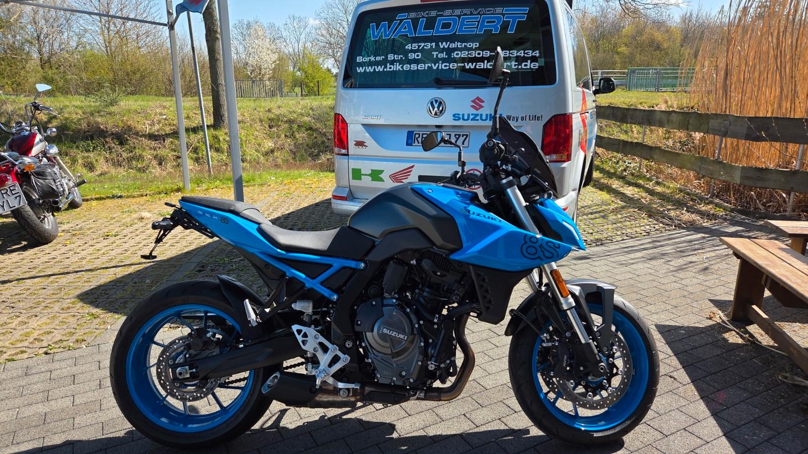 Suzuki GSX 8S  1450km   1H d.  Neuzustand