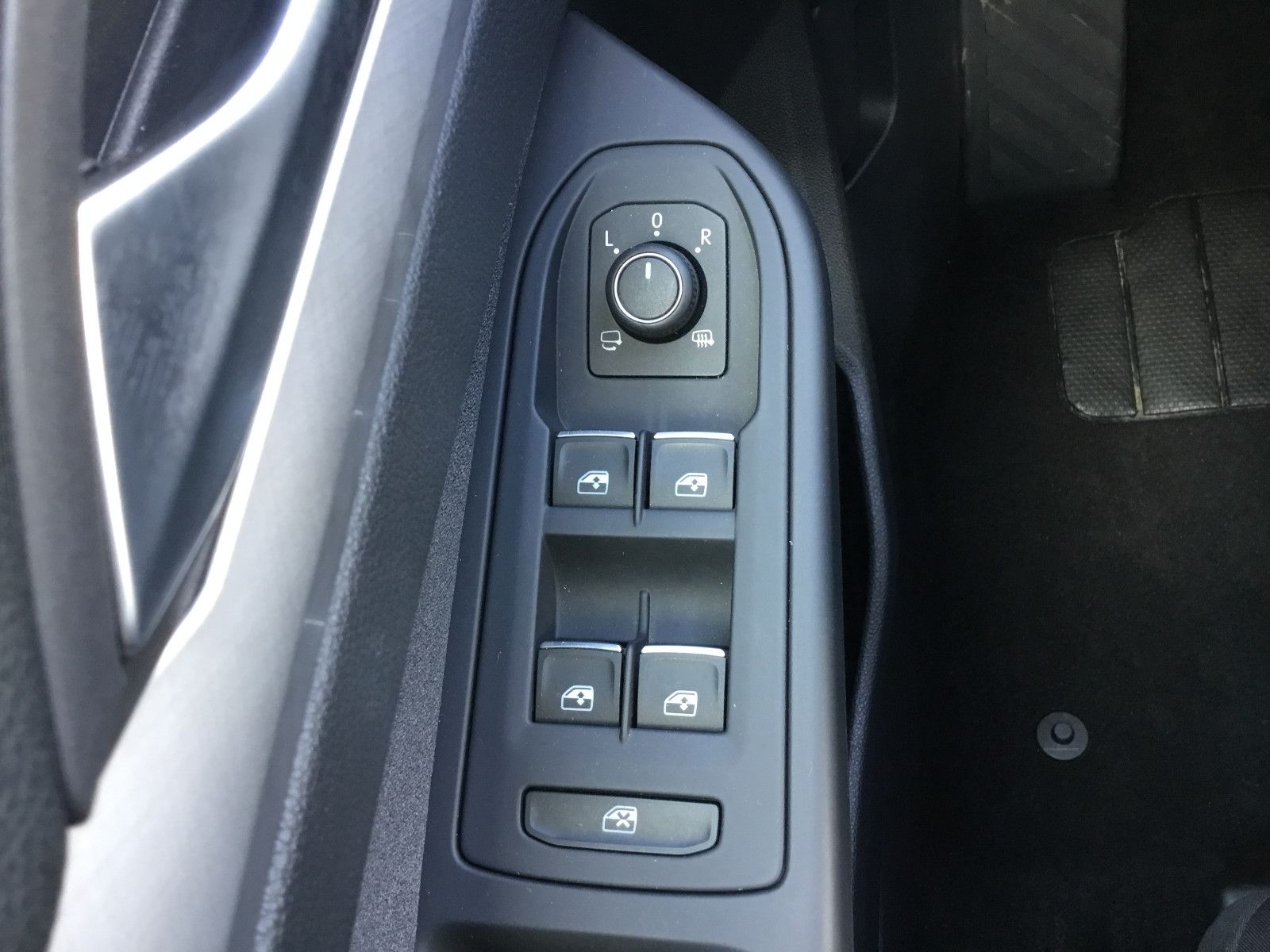 Fahrzeugabbildung Volkswagen Golf 1.5 eTSI DSG Life+AHK+LED+Kamera+Navi