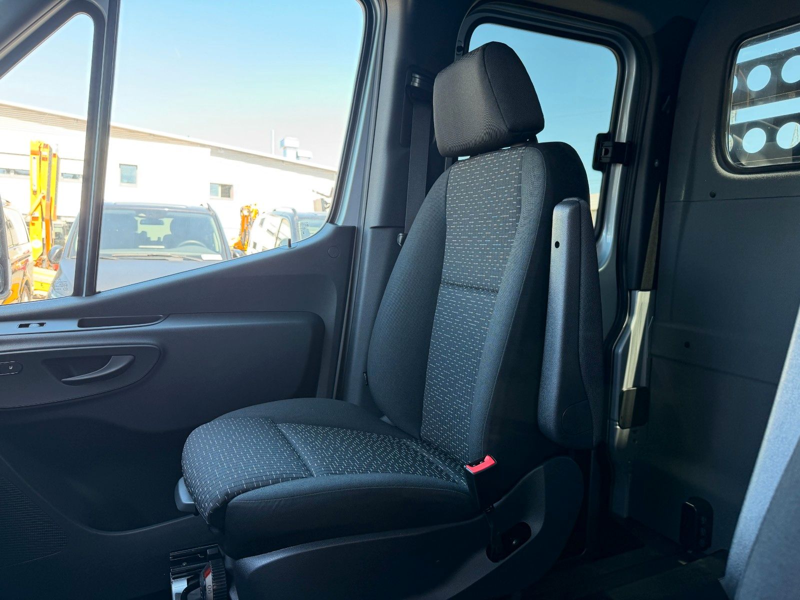 Fahrzeugabbildung Mercedes-Benz Sprinter 519 CDI DoKa Henschel 3-S-Kipper