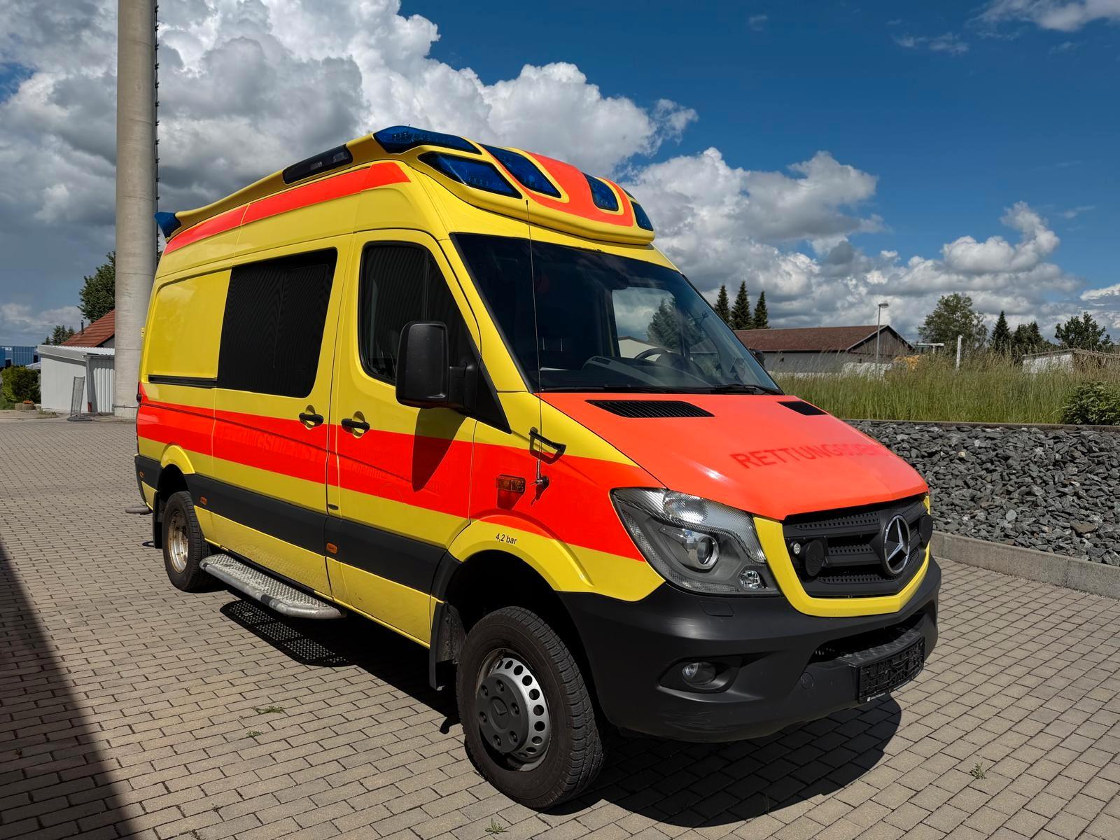 Mercedes-Benz Sprinter 519 CDI 4X4 V6 3.0D RTW + Trage +Stuhl