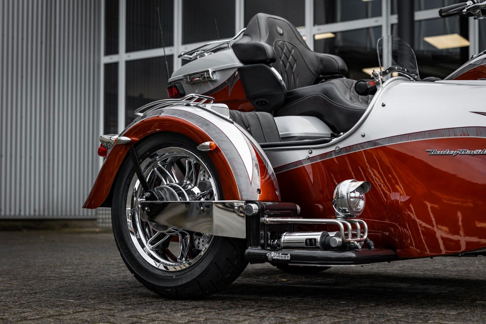 Fahrzeugabbildung Harley-Davidson FLHTKSE CVO E-Glide - V-Triebwerk Gespann