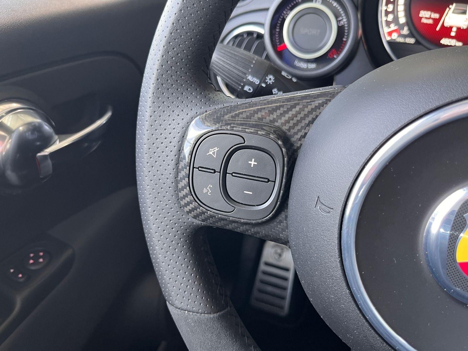Fahrzeugabbildung Abarth 695C Turismo  LEDER NAV DAB PDC
