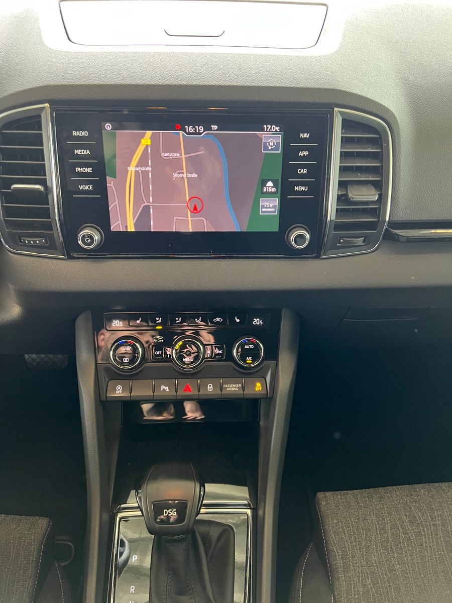 Fahrzeugabbildung SKODA Karoq Style 1.5 DSG *NAVI*KAMERA*CAR-PLAY*AHK*