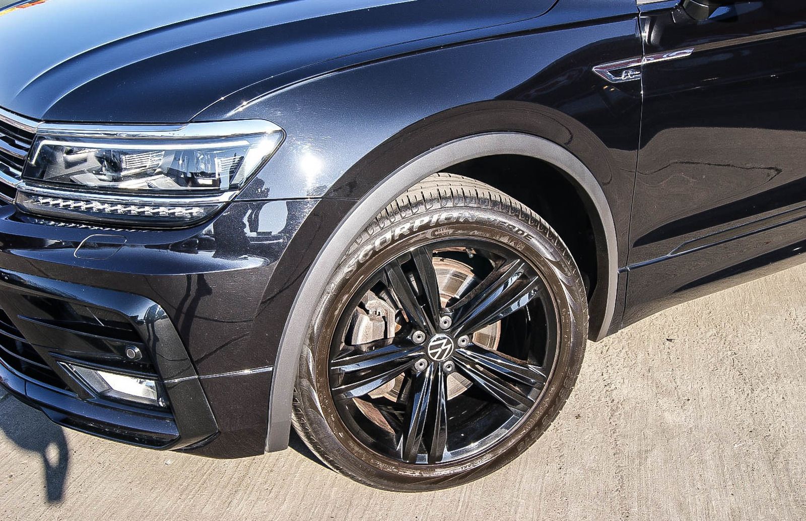 Fahrzeugabbildung Volkswagen Tiguan 2.0TDI 4Motion DSG R-LINE Black Style 19'