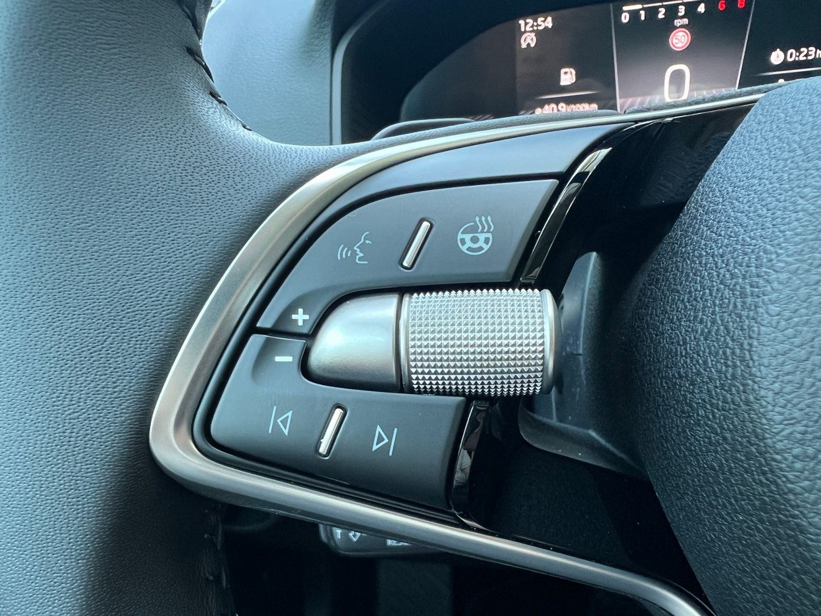 Fahrzeugabbildung SKODA Karoq Balance 1.5 TSI  *AHK, ACC, Rückfahrkamera