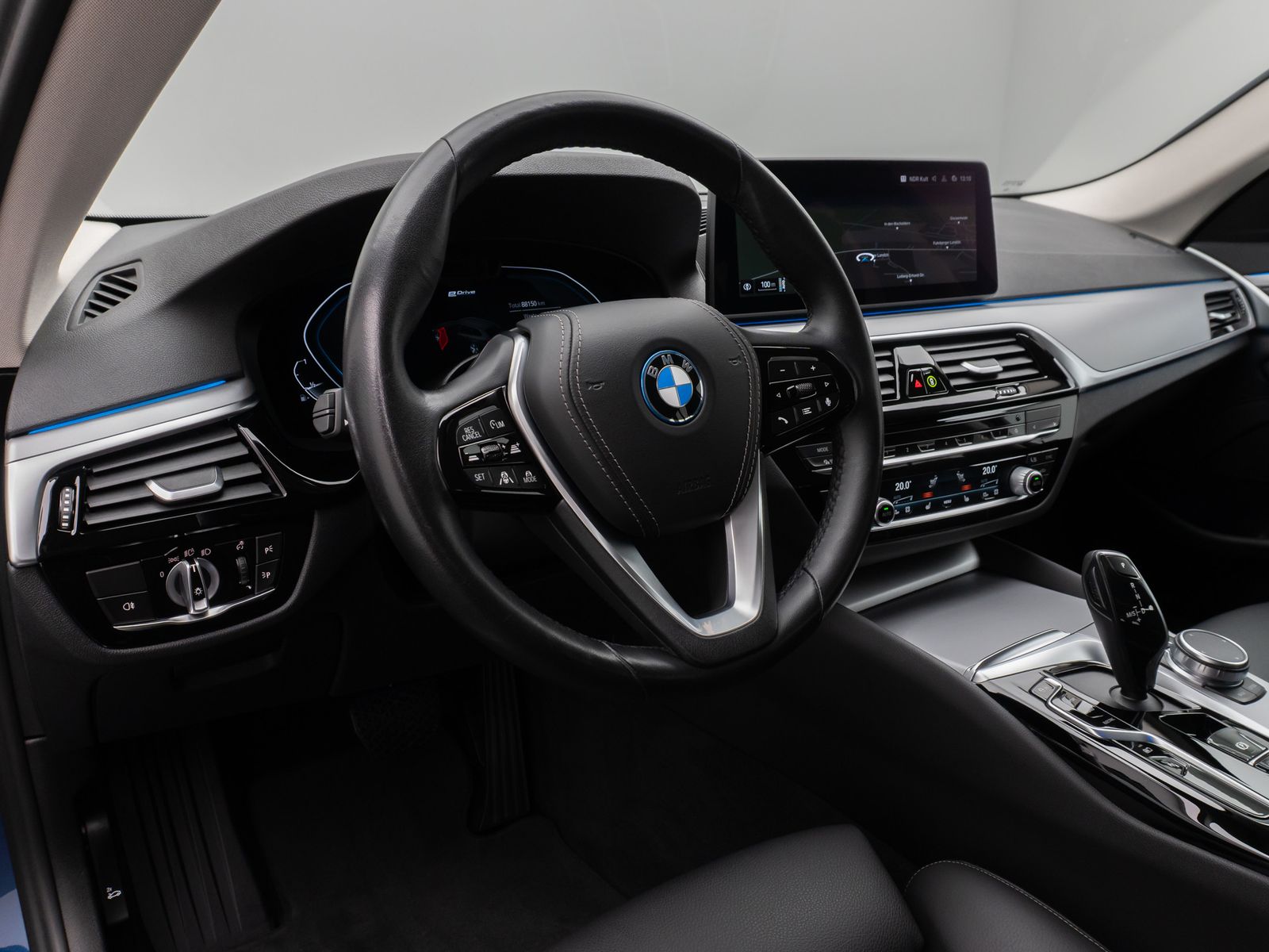 Fahrzeugabbildung BMW 530e Kamera Laser HUD DAB AHK Komfort Alarm ACC