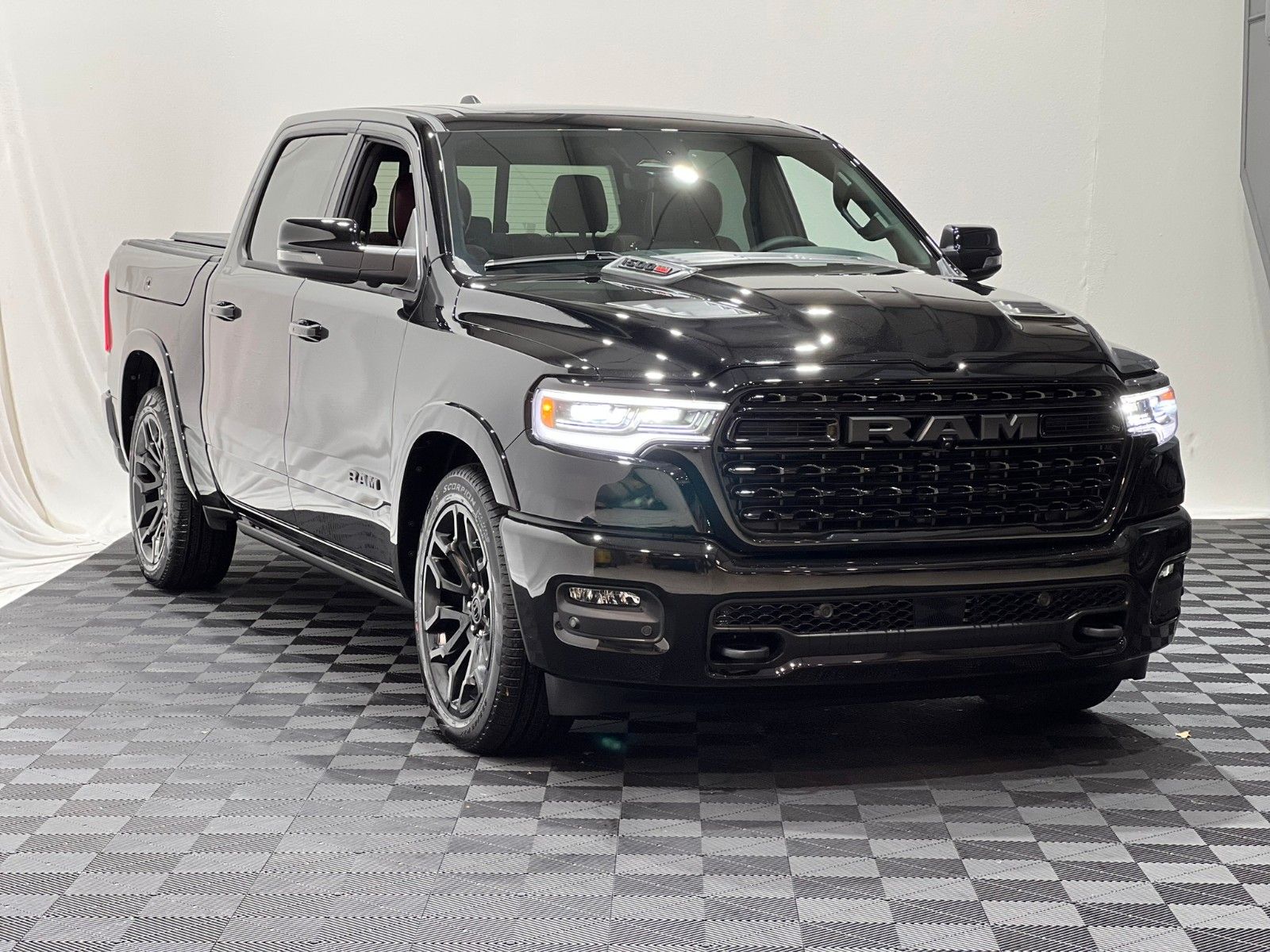 Fahrzeugabbildung Dodge RAM 1500 Limited Night MY25 *Ebony Red seats*