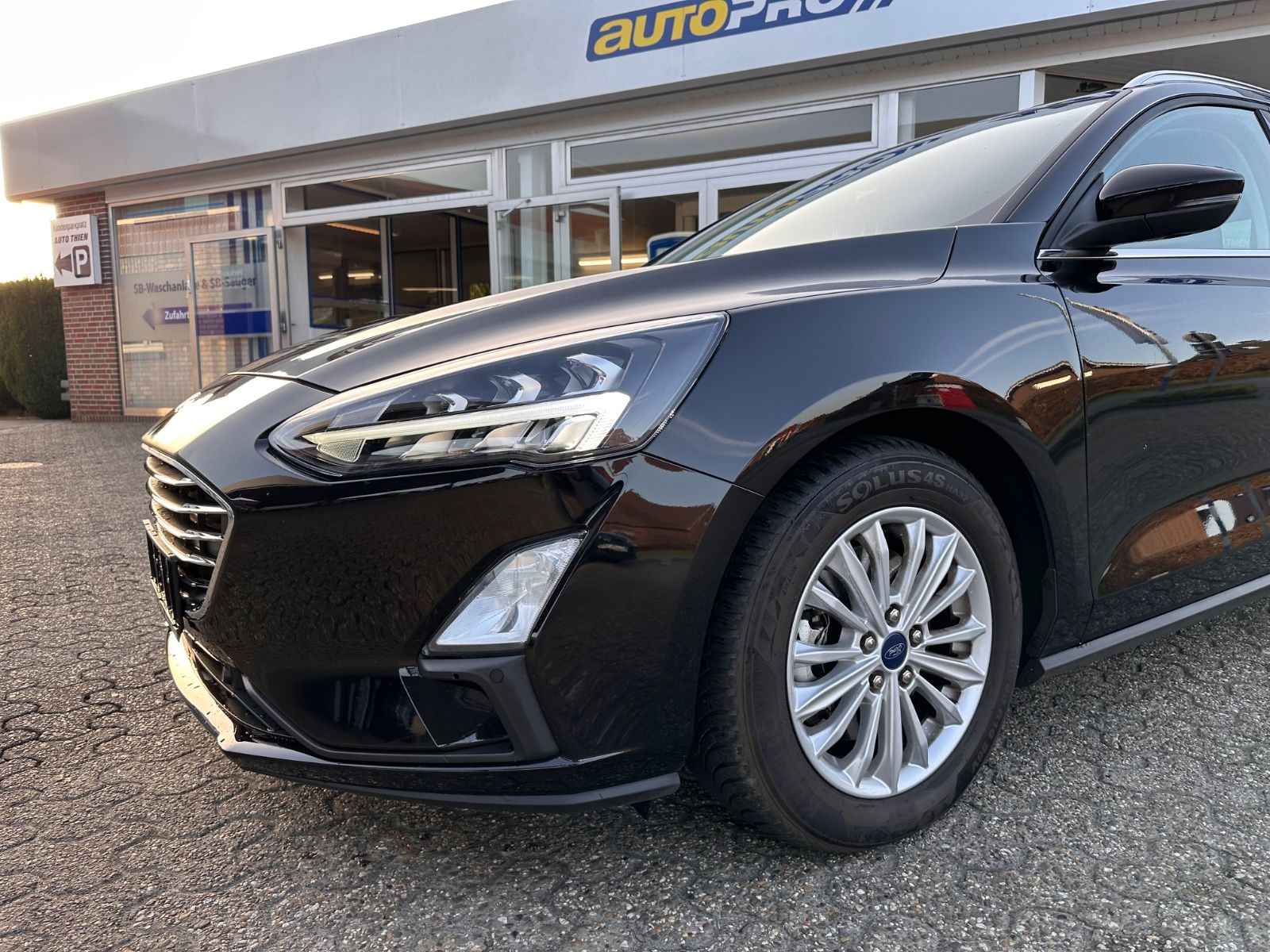 Fahrzeugabbildung Ford Focus Turnier Titanium 1.0 EB Navi/APP/LED/eHeck