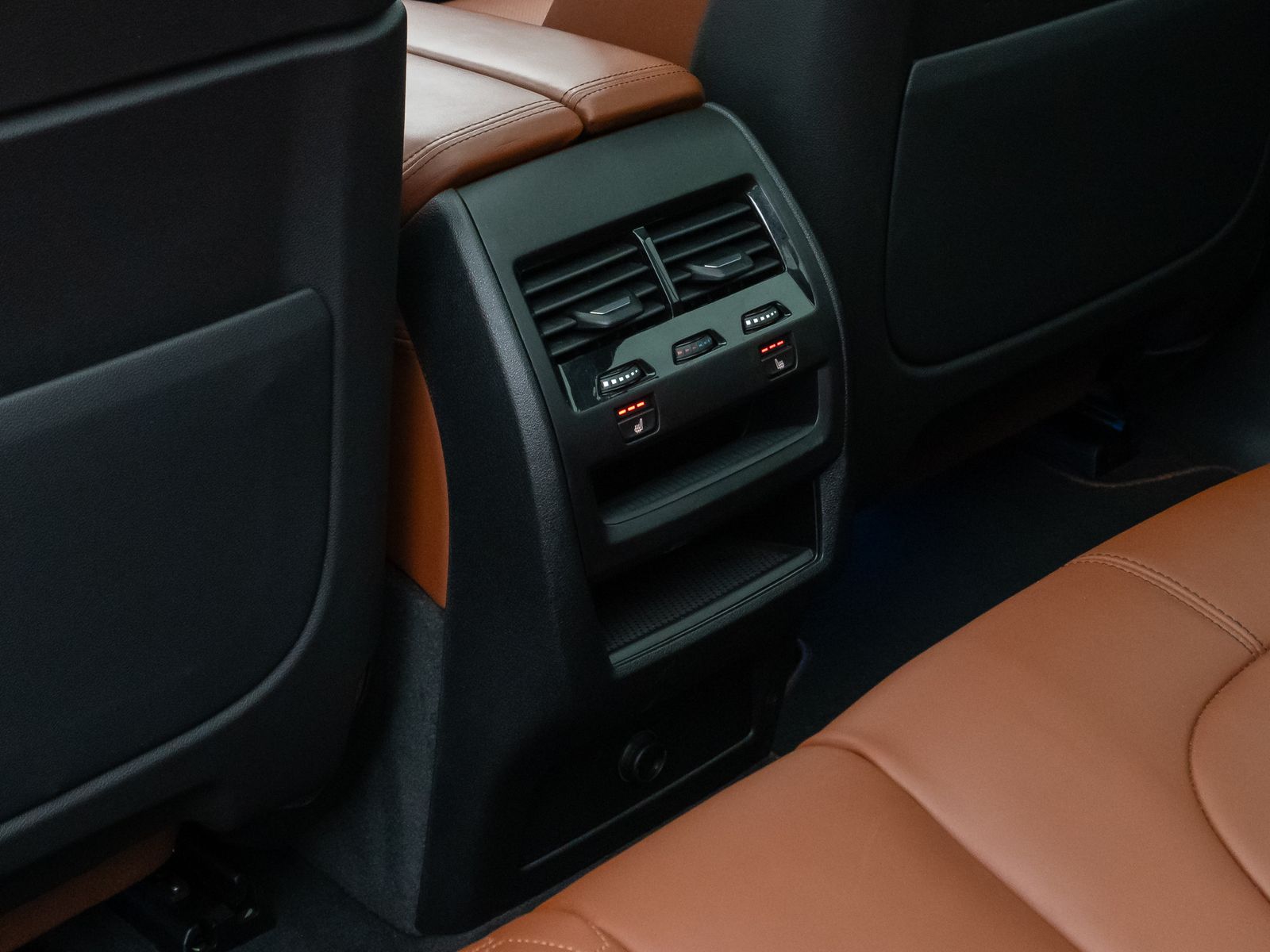 Fahrzeugabbildung BMW X5 xD45e M Sport Panorama 360°HUD HiFi NightVisi