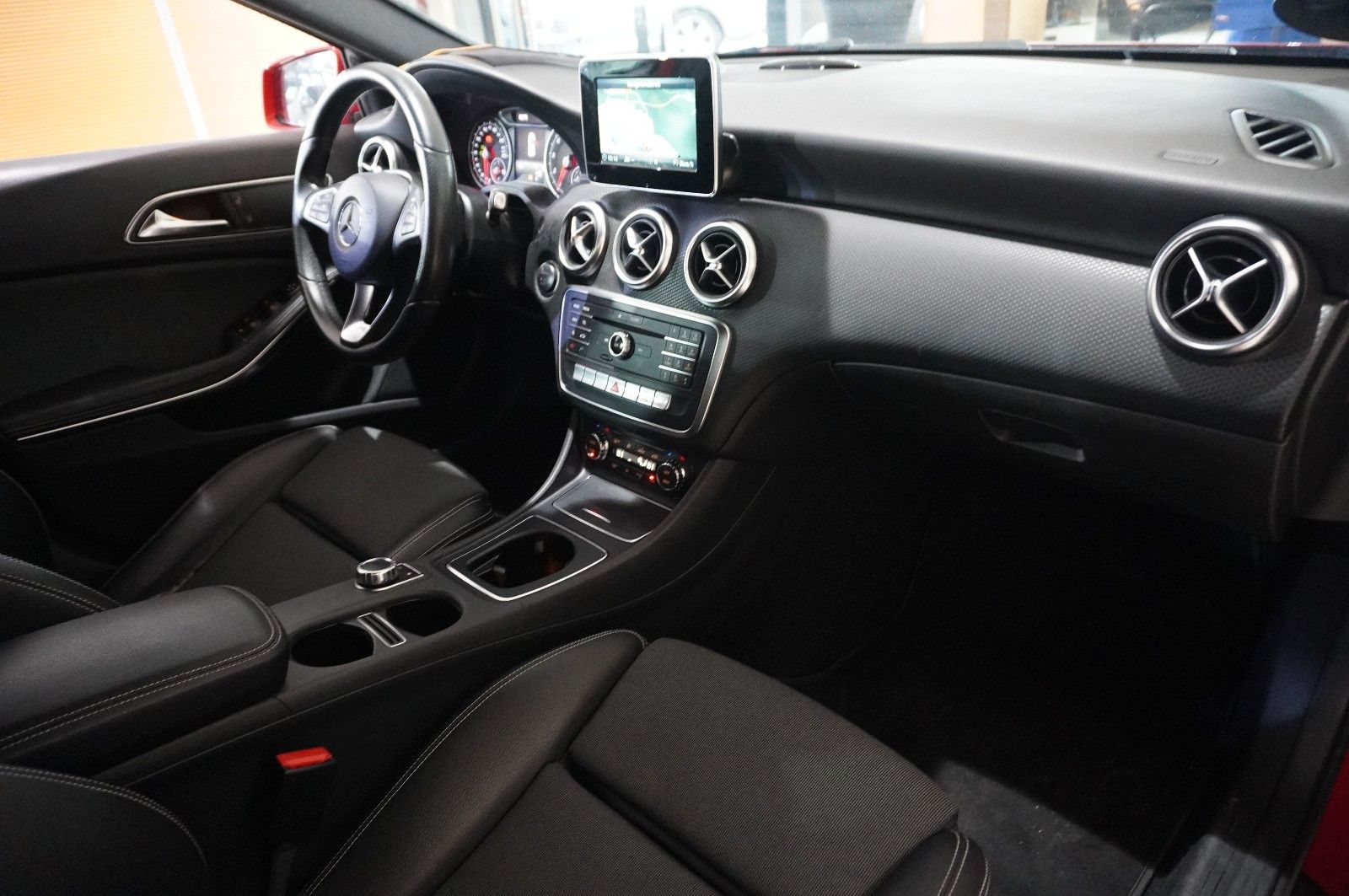 Fahrzeugabbildung Mercedes-Benz A 200 LIM. AMG LINE NAVI/LED/KAMERA/SPORT/SH/AHK