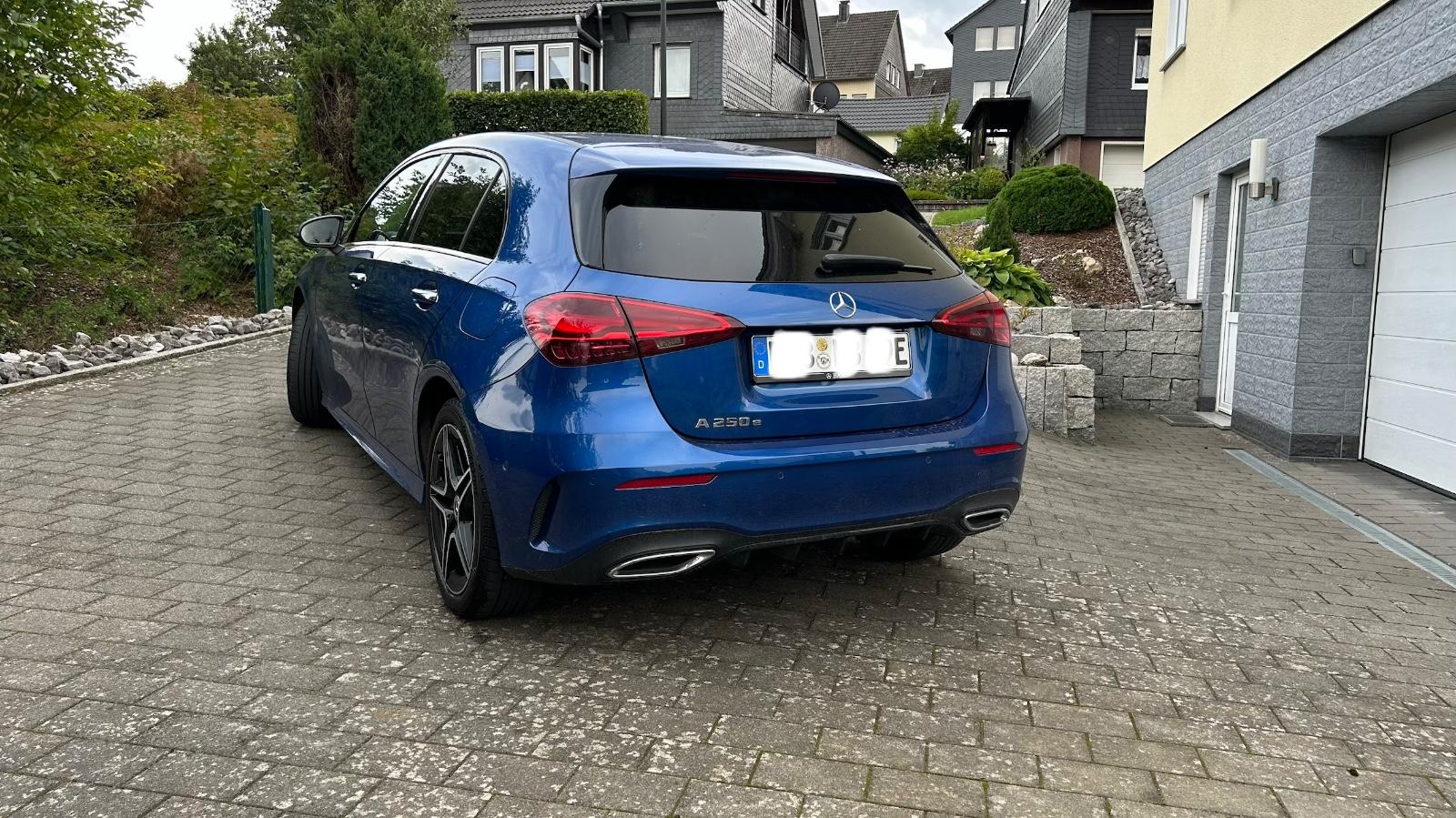 Mercedes-Benz A 250 e Plug-in-Hybrid DCT AMG / Top Zustand