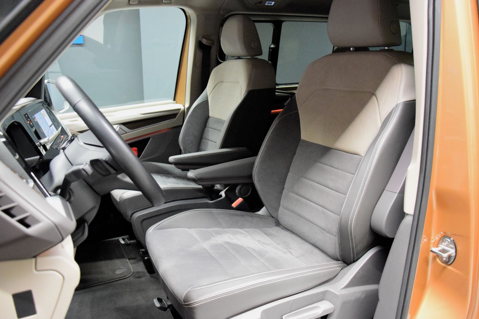 Fahrzeugabbildung Volkswagen T7 Multivan Style 7 Stz. ACC Matrix el.AHK Alcan