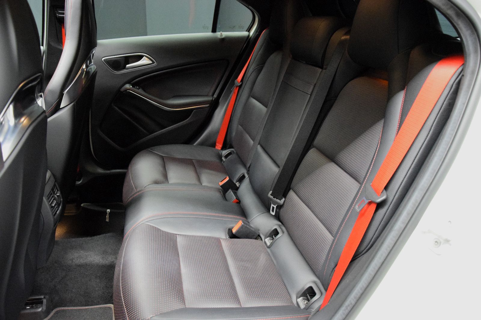 Fahrzeugabbildung Mercedes-Benz A45 AMG EDITION ONE AERO PERFORM PANO DRIVERS