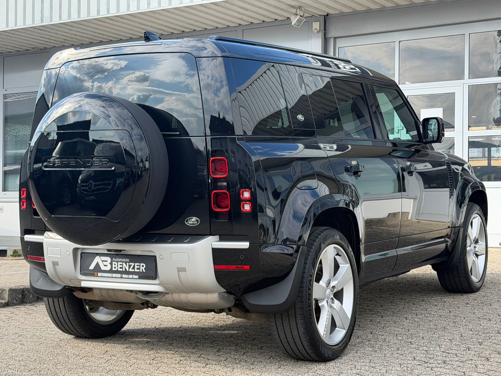 Fahrzeugabbildung Land Rover Defender 110 XS Edition/PANO/AHK/MERIDIAN/3D-KAM