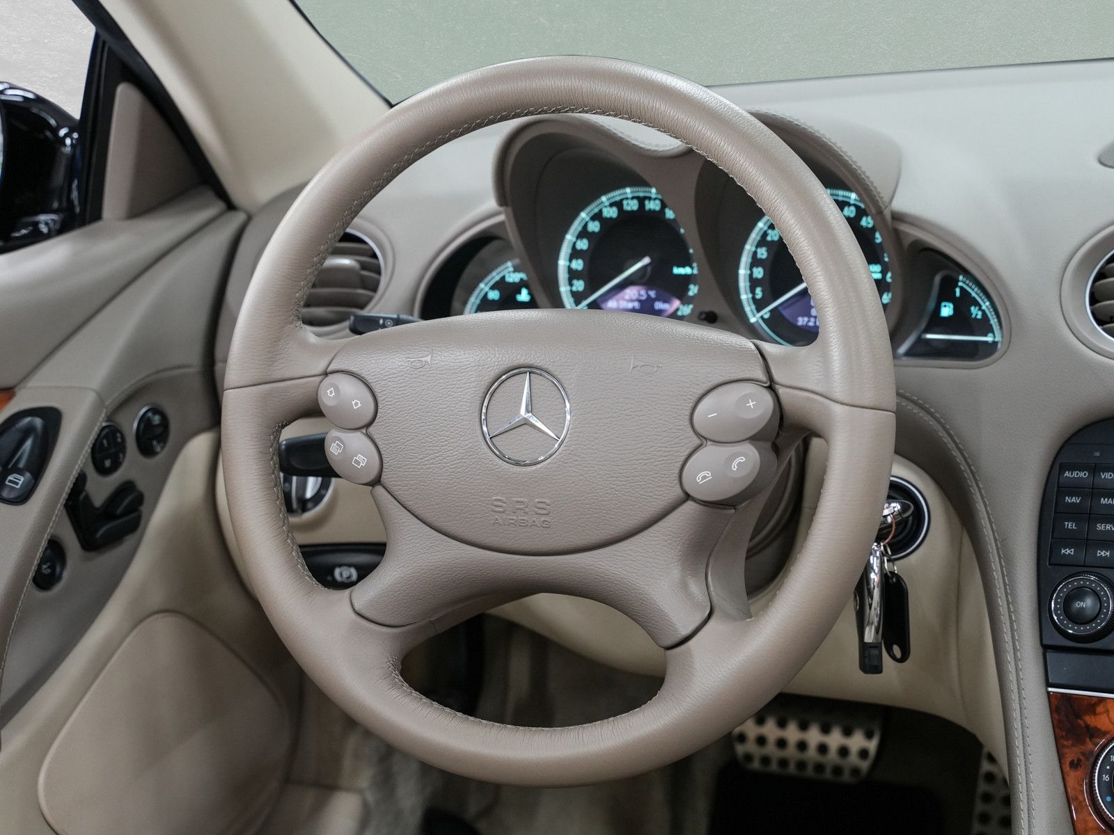 Fahrzeugabbildung Mercedes-Benz SL 350 - im sehr gepflegten Zustand