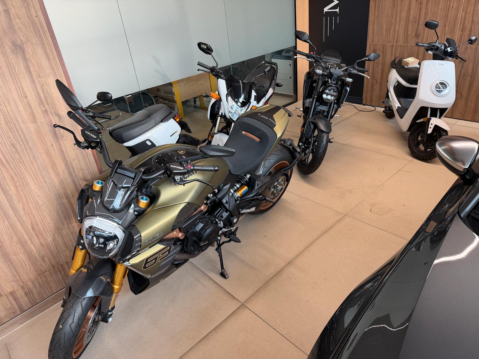 showroom-image-bottom