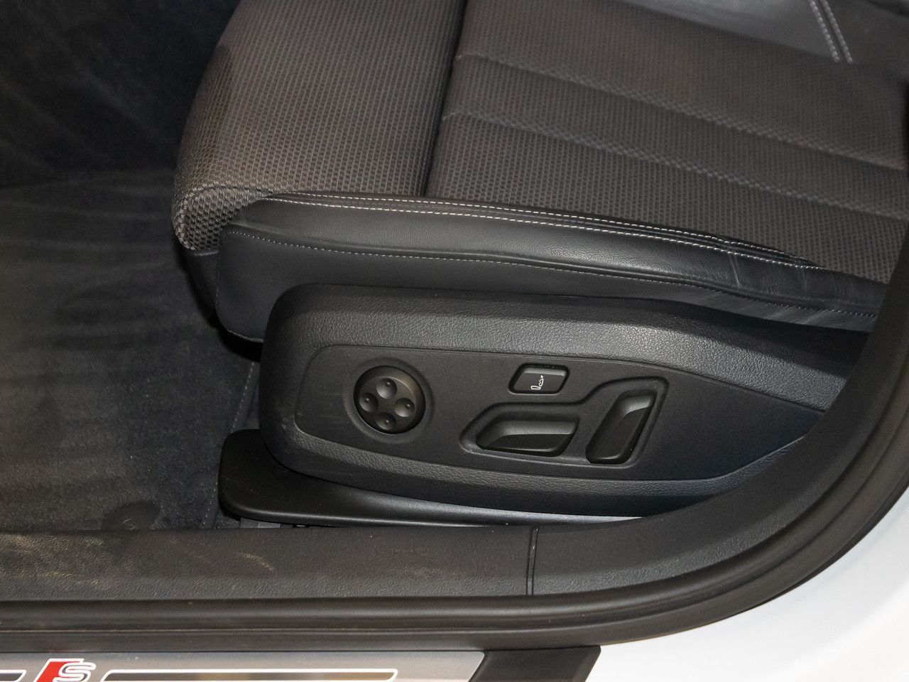 Audi A4 Avant 40 TFSI quattro S line Matrix B&O 360° foto 18