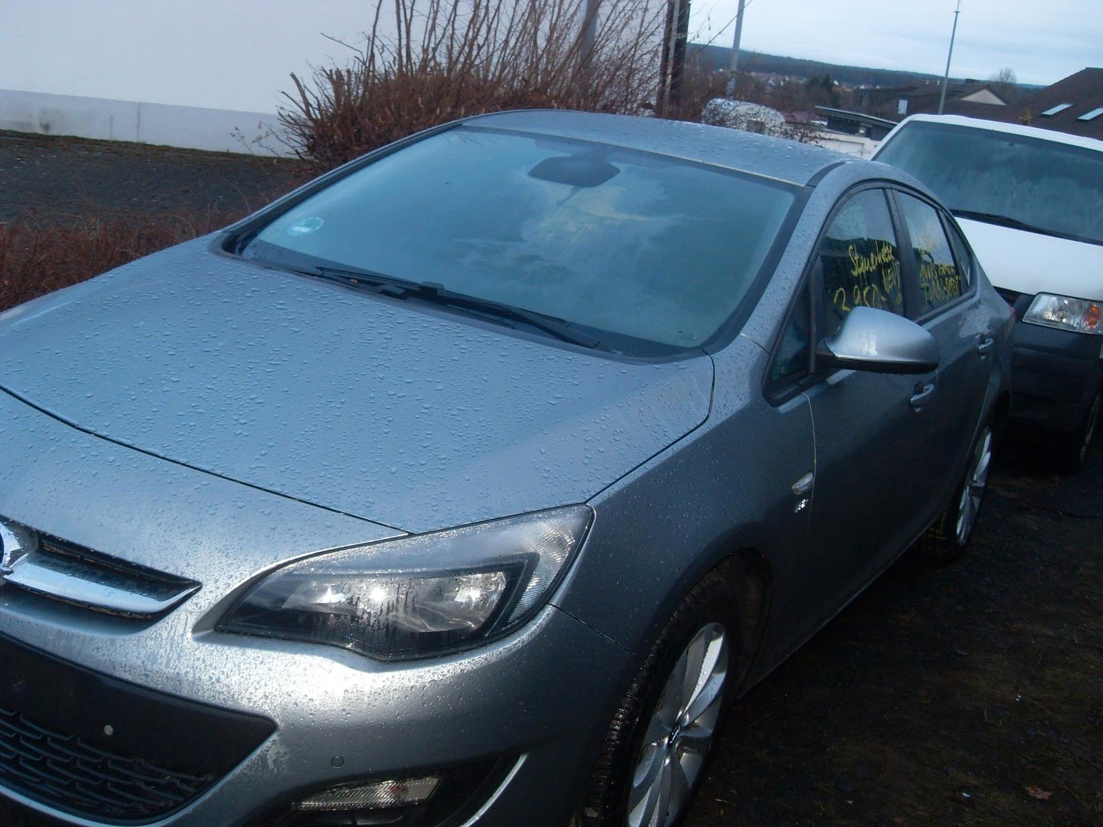 Opel Astra J Lim. 4-trg. Active