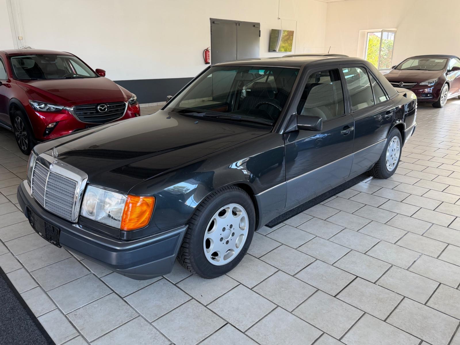 Mercedes-Benz 230E  124 - Limousine