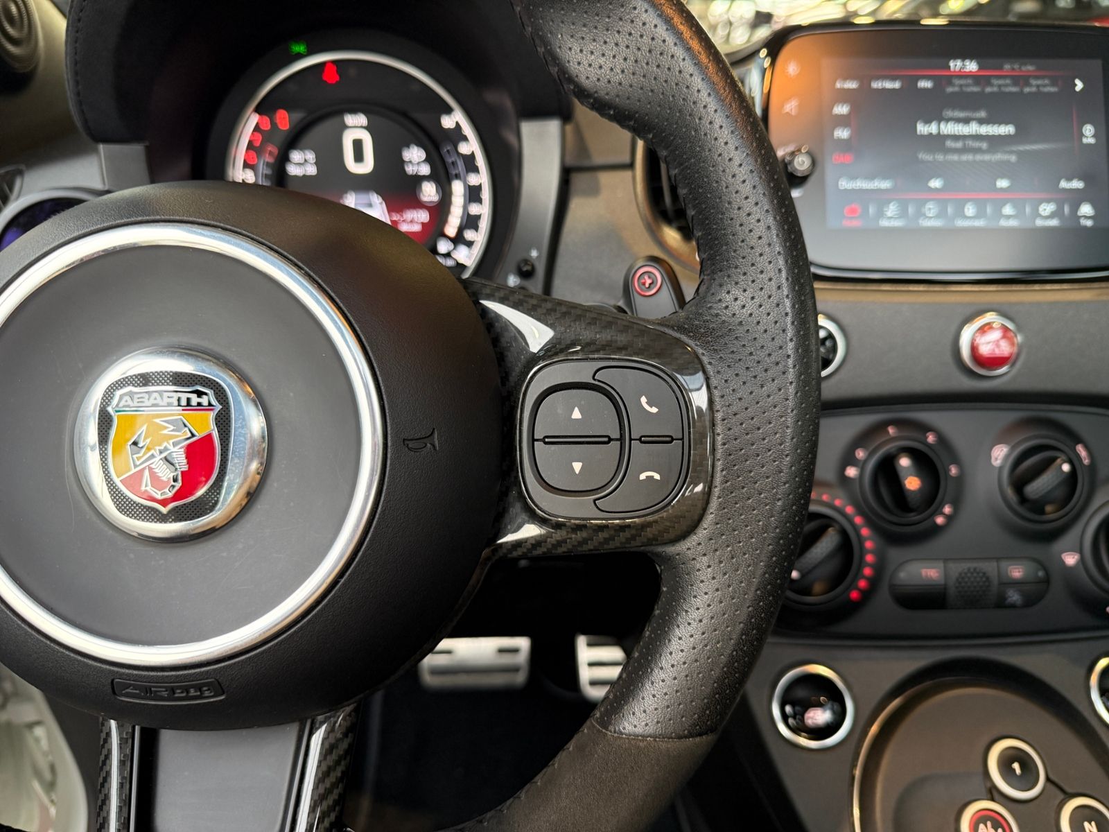 Fahrzeugabbildung Abarth 695C SABELT BREMBO RED-Paket CarPlay