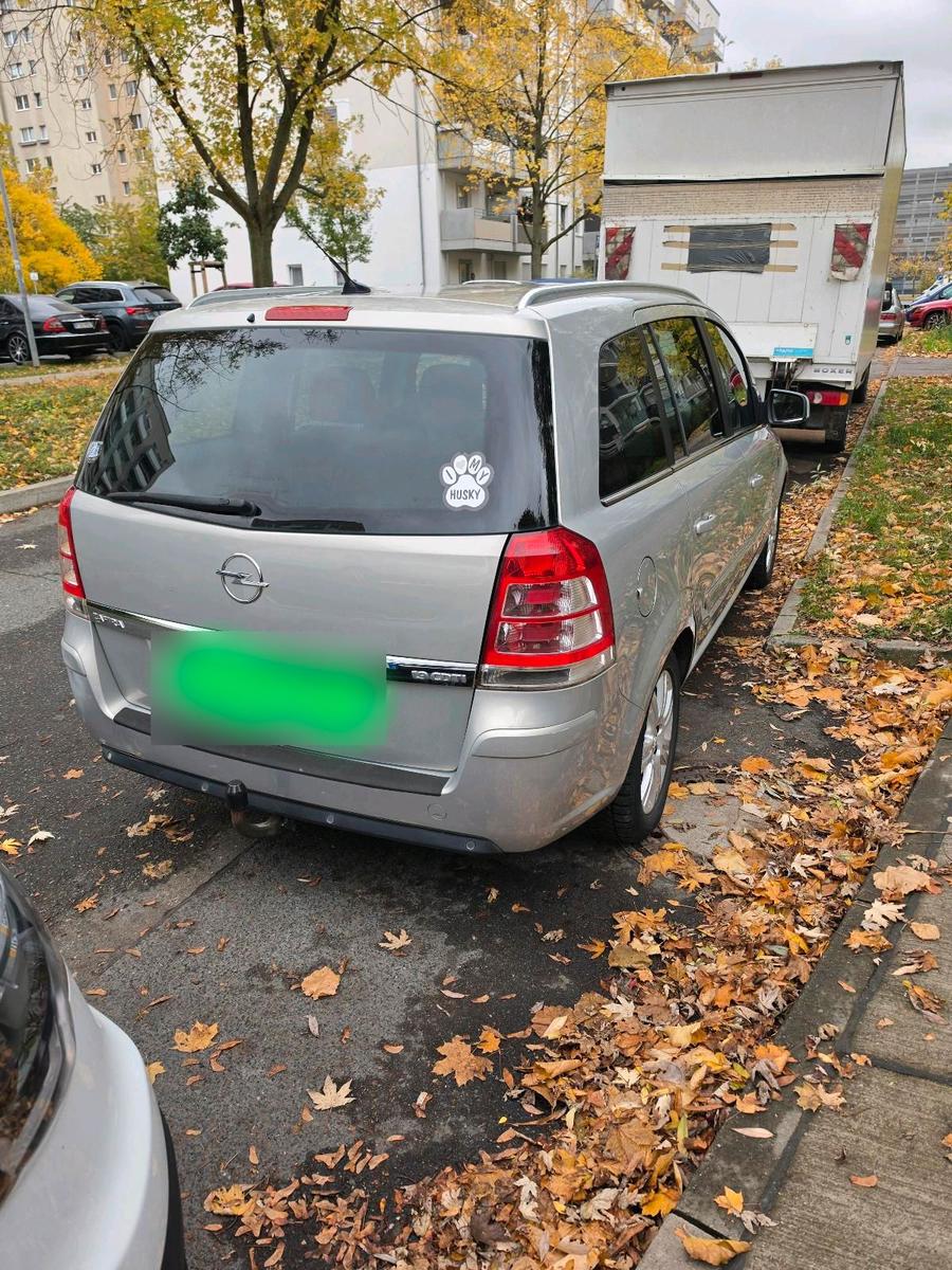 Opel Zafira 2010 — rear view