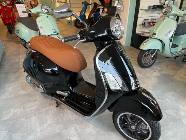 Vespa GTS 125 Super Schwarz mit brauner Sitzbank Neu