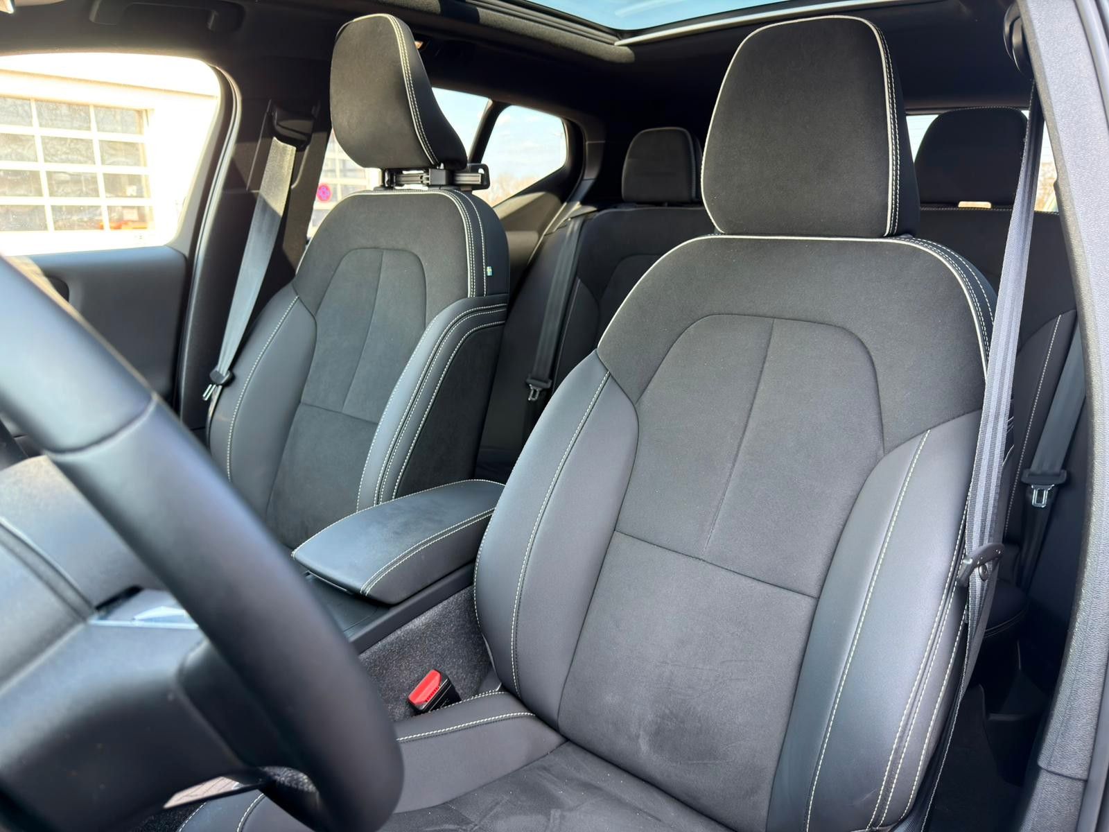 Fahrzeugabbildung Volvo XC40 B4 AWD Ultimate Dark*PANO*STDHZG*360°*ACC