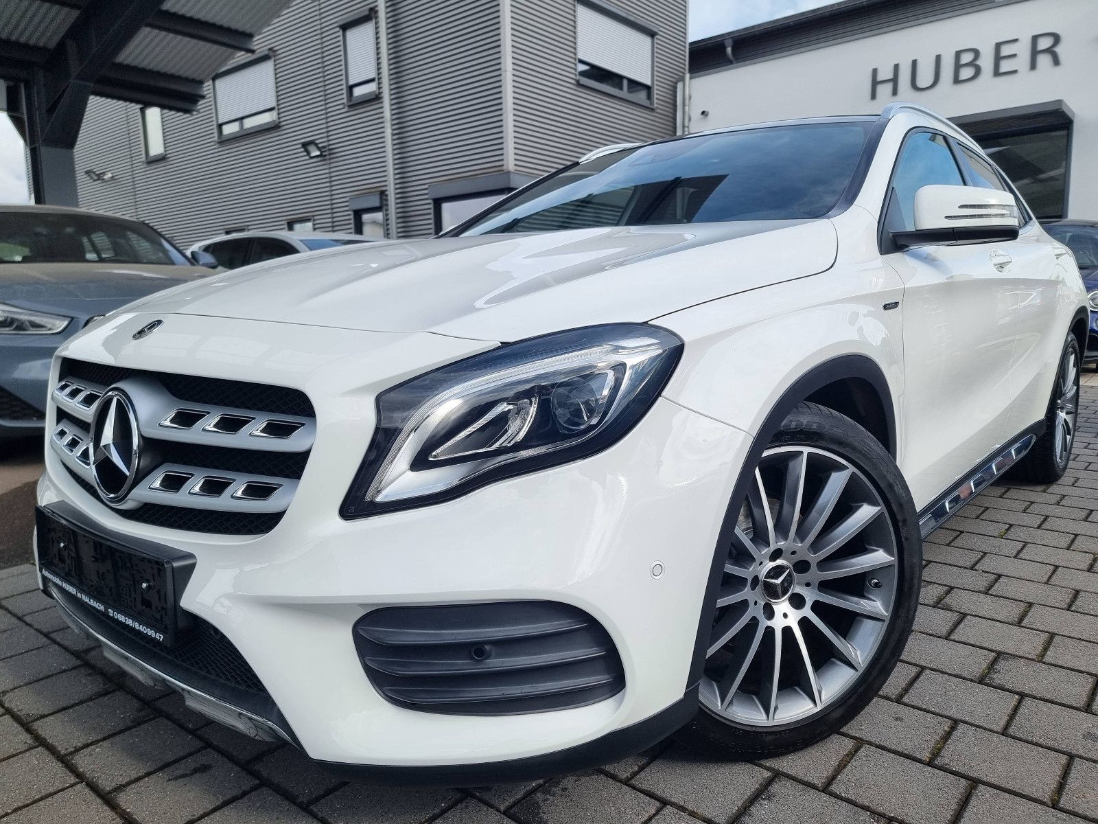 MERCEDES-BENZ GLA 200/220d 4Mat AMG Edition Leder LED Panorama
