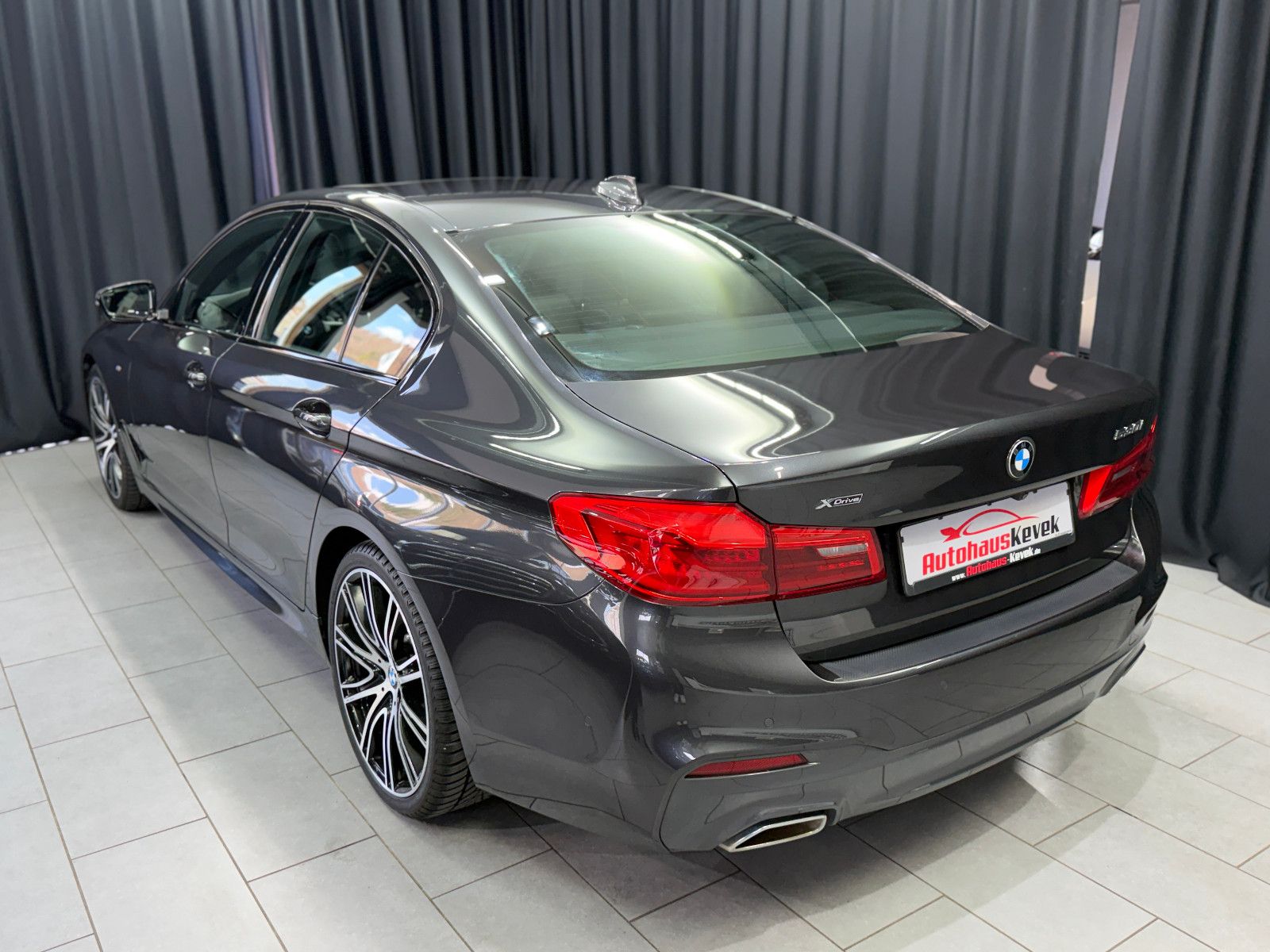 Fahrzeugabbildung BMW BMW 530i Lim xDrive M SPORT|HEAD-UP|360"|NAVI|