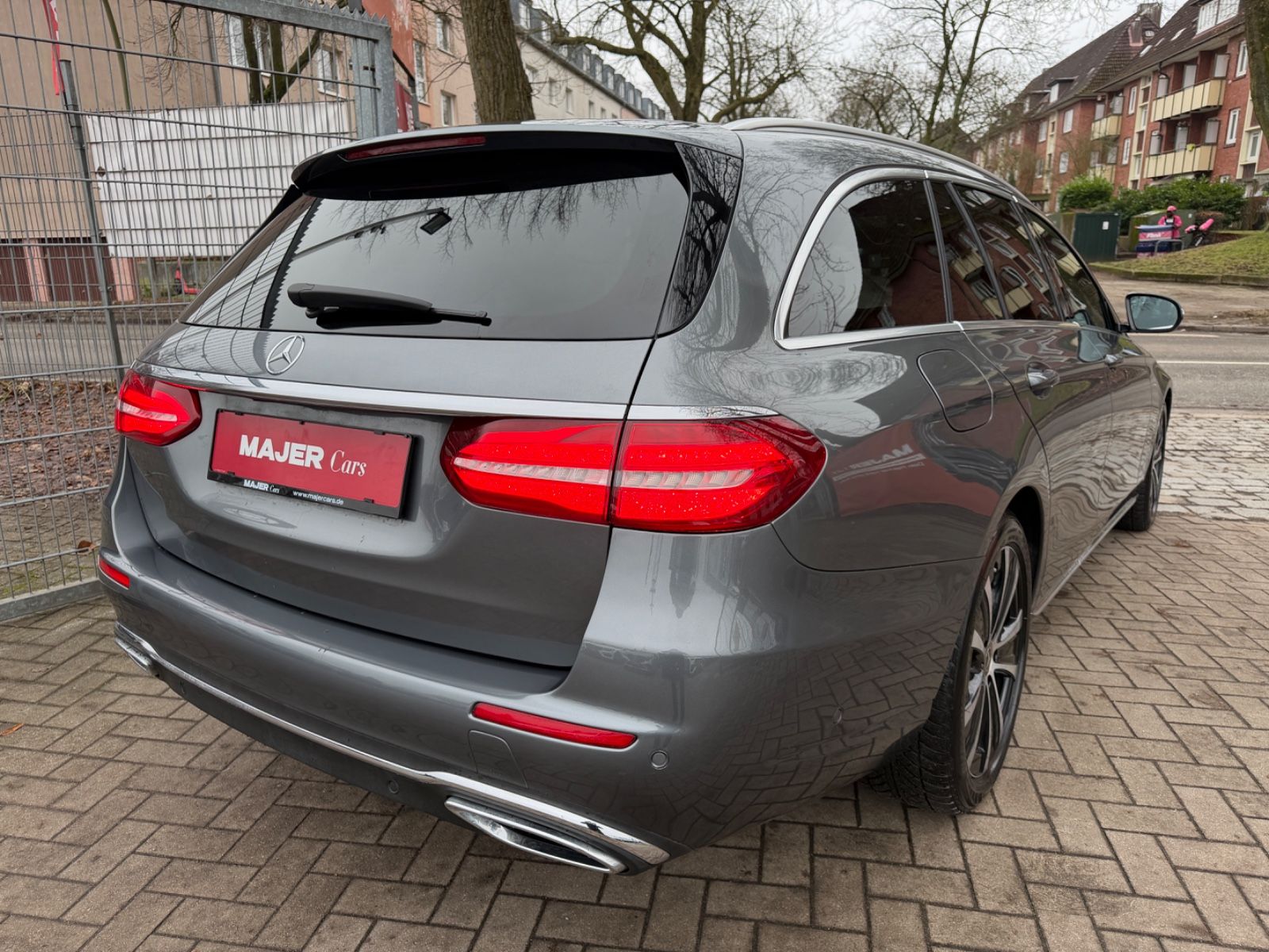 Fahrzeugabbildung Mercedes-Benz E 220d T BURMESTER*PANO*LEDER*ACC*MUTLIBEAM*LED