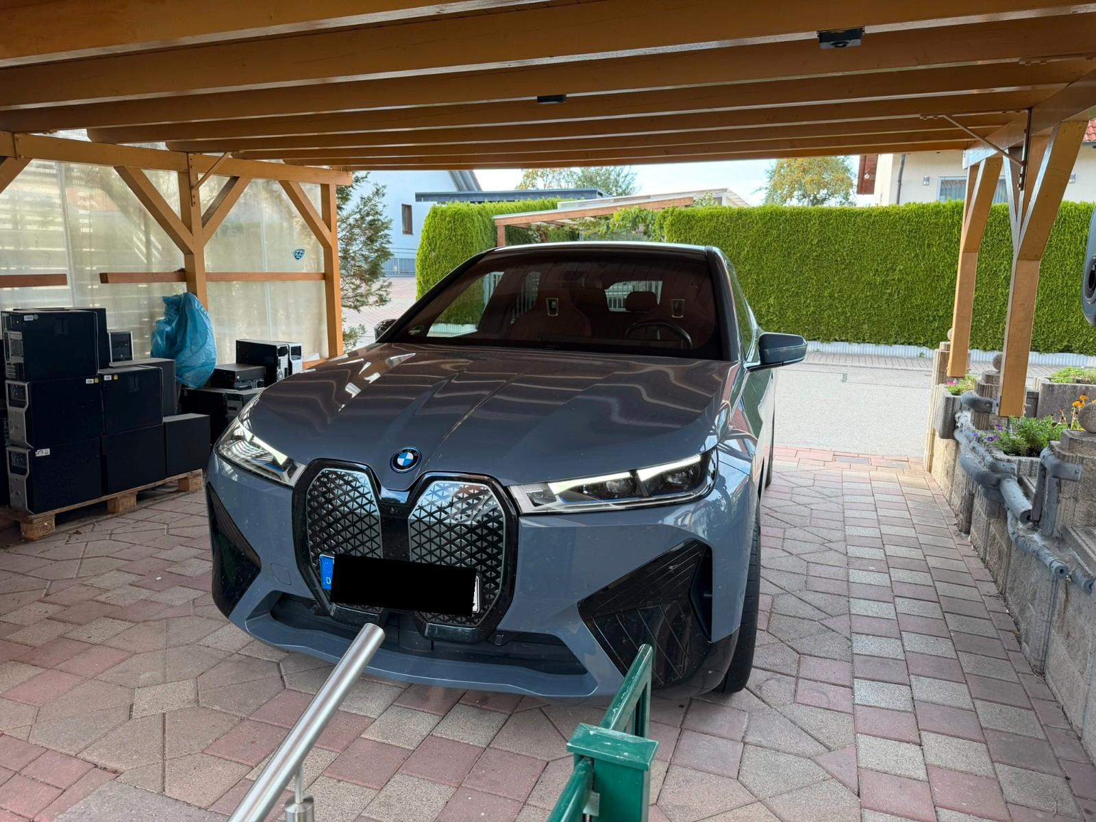 BMW iX xDrive50 - Storm Bay - Naturleder Castanea