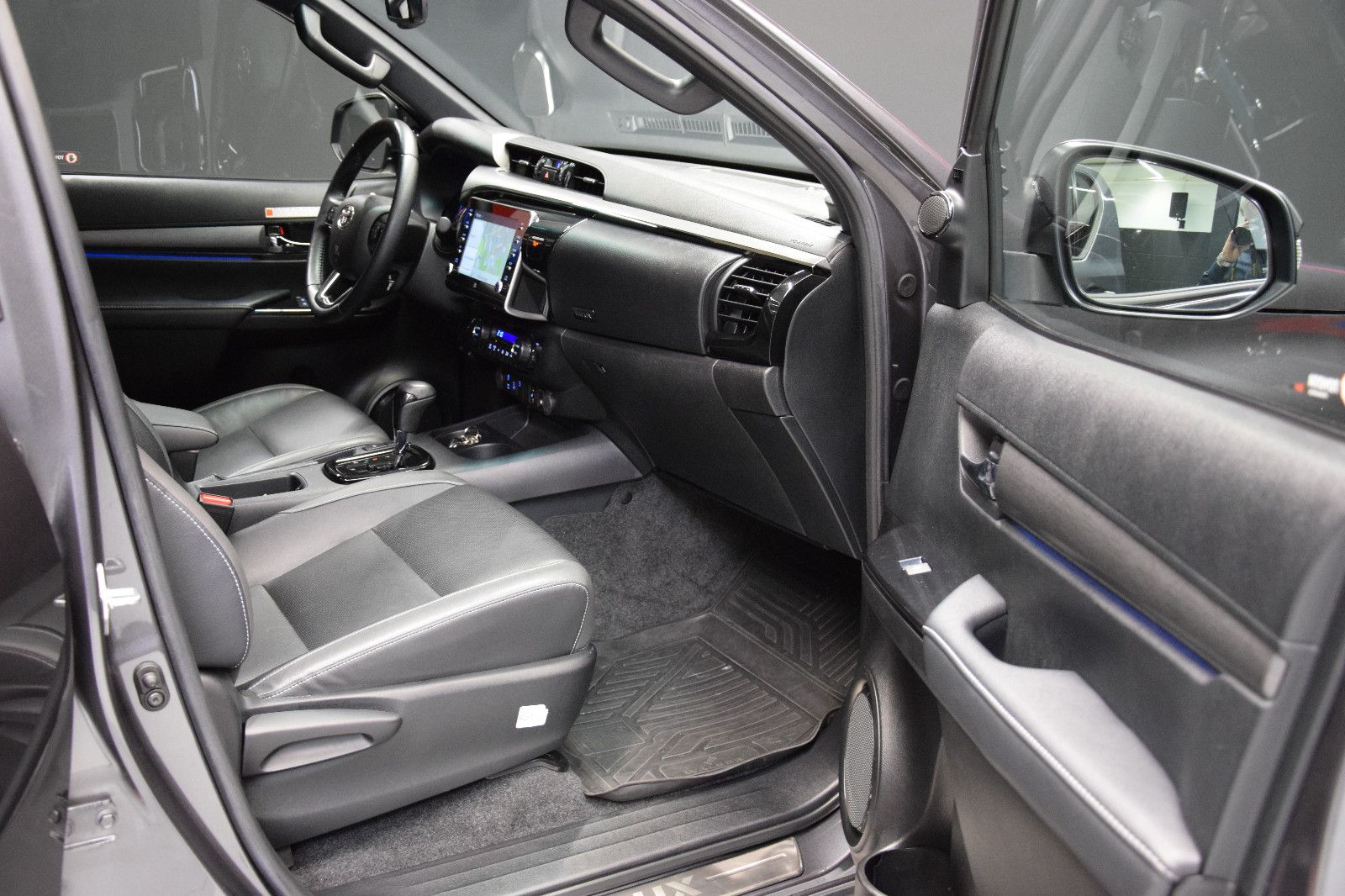 Fahrzeugabbildung Toyota Hilux 4x4 Invincible DoKa AHK JBL Keyless LED