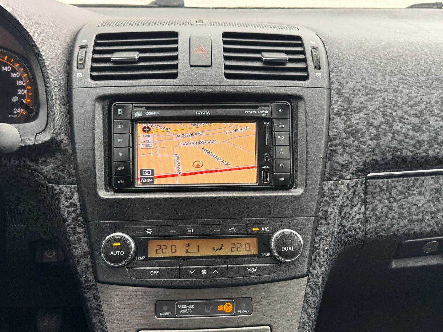 Toyota Avensis 2010 — interior