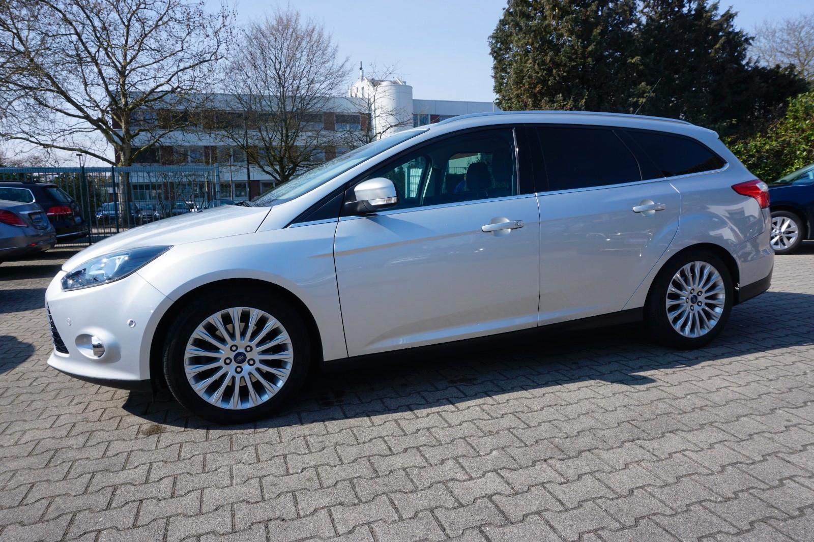 Ford Focus 2011 — вигляд ззаду