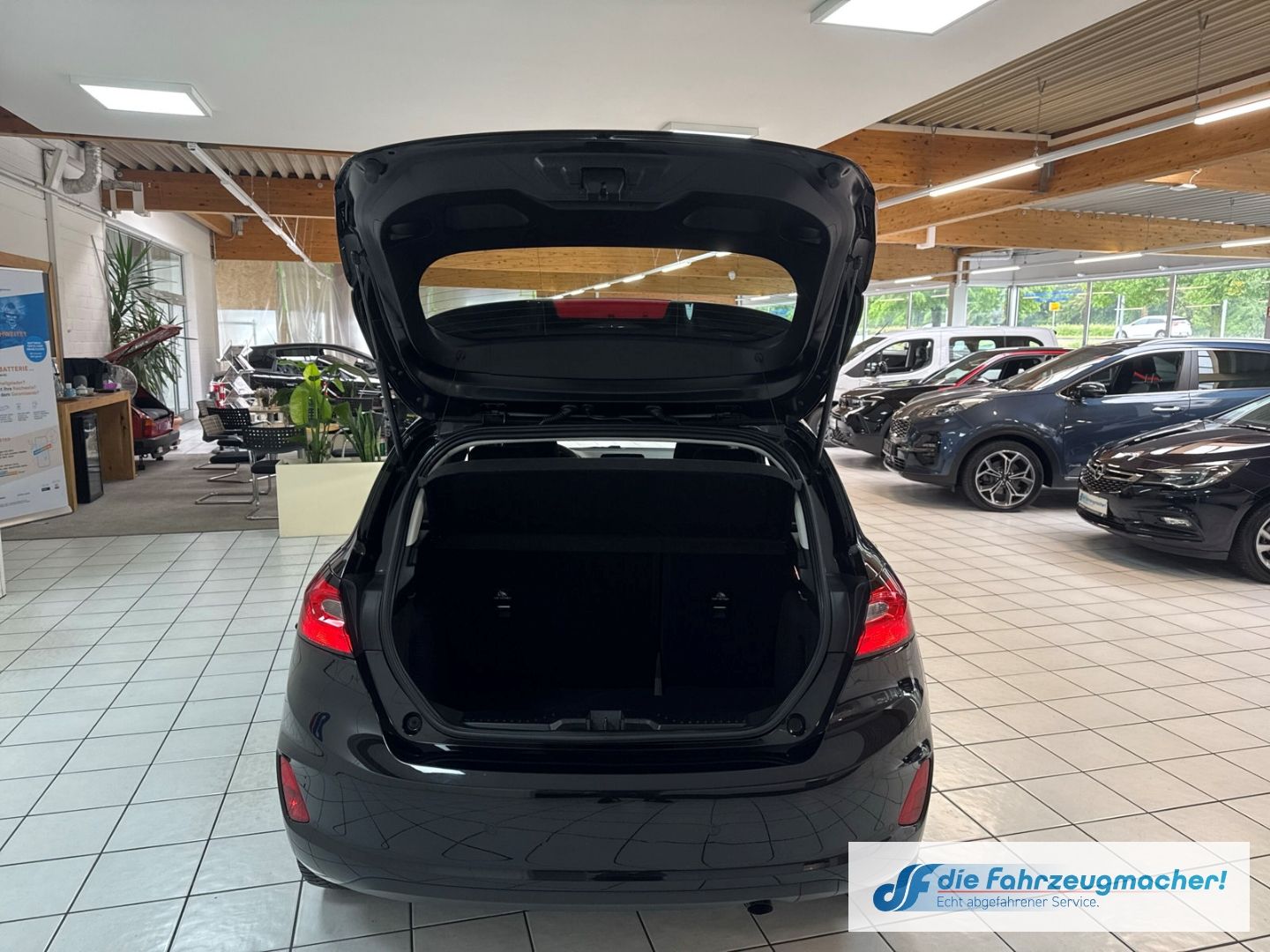 Fahrzeugabbildung Ford Fiesta Titanium Navi LED Blendfreies Fernl. Kurv