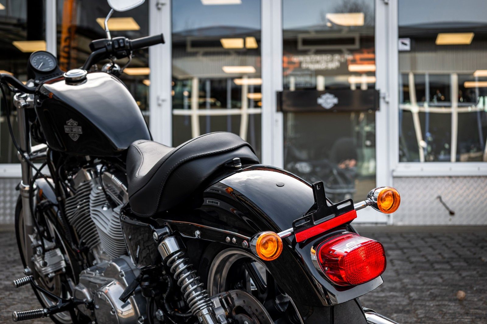 Fahrzeugabbildung Harley-Davidson XL883L SUPERLOW SPORTSTER - VIVID BLACK