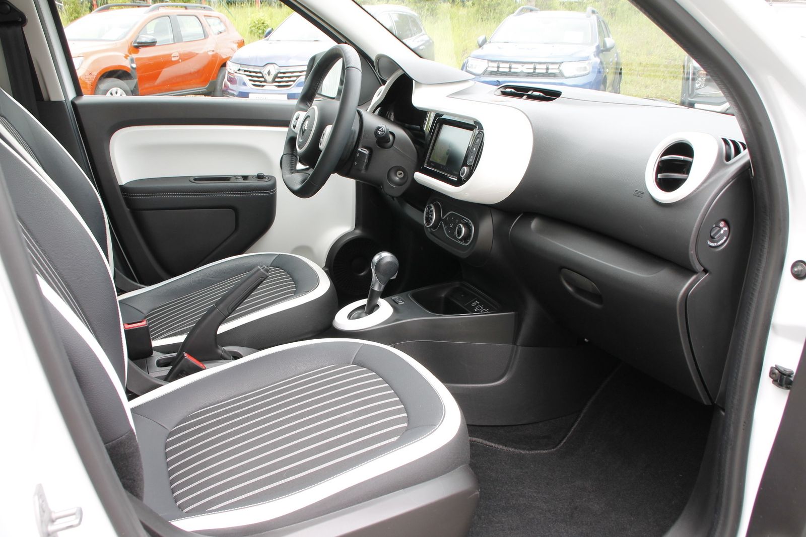 Fahrzeugabbildung Renault Twingo E-TECH 100% el. INTENS