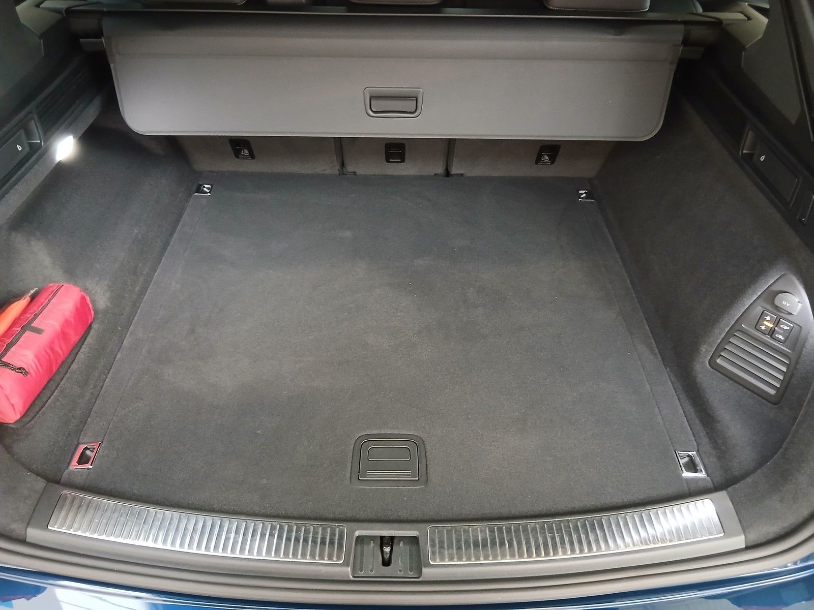 Fahrzeugabbildung Volkswagen Touareg R-Line 3,0 TSI UPE 96.000 +Navi+AHK+LED