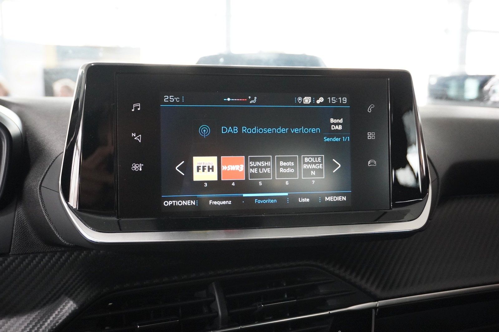 Fahrzeugabbildung Peugeot 2008 1.2 PURETECH NAVI/SHZ/KAMERA/TEMP/DAB+