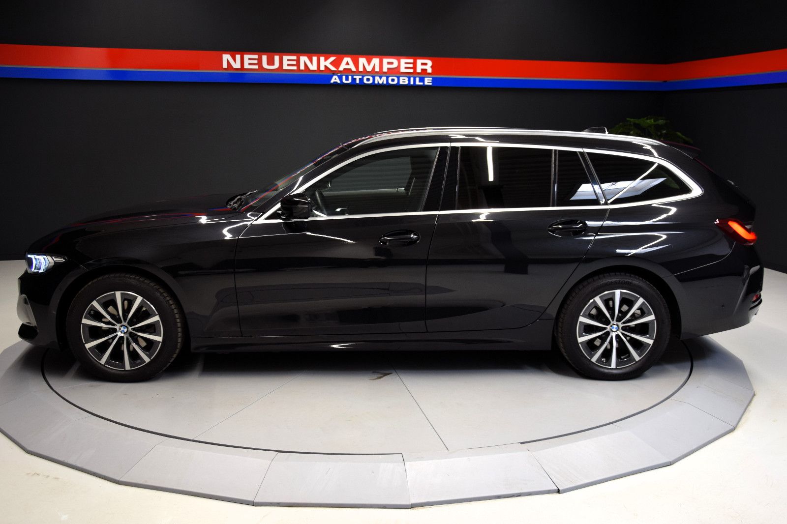 Fahrzeugabbildung BMW 320d xDrive Touring Autom HuD LED ACC AHK Kamera