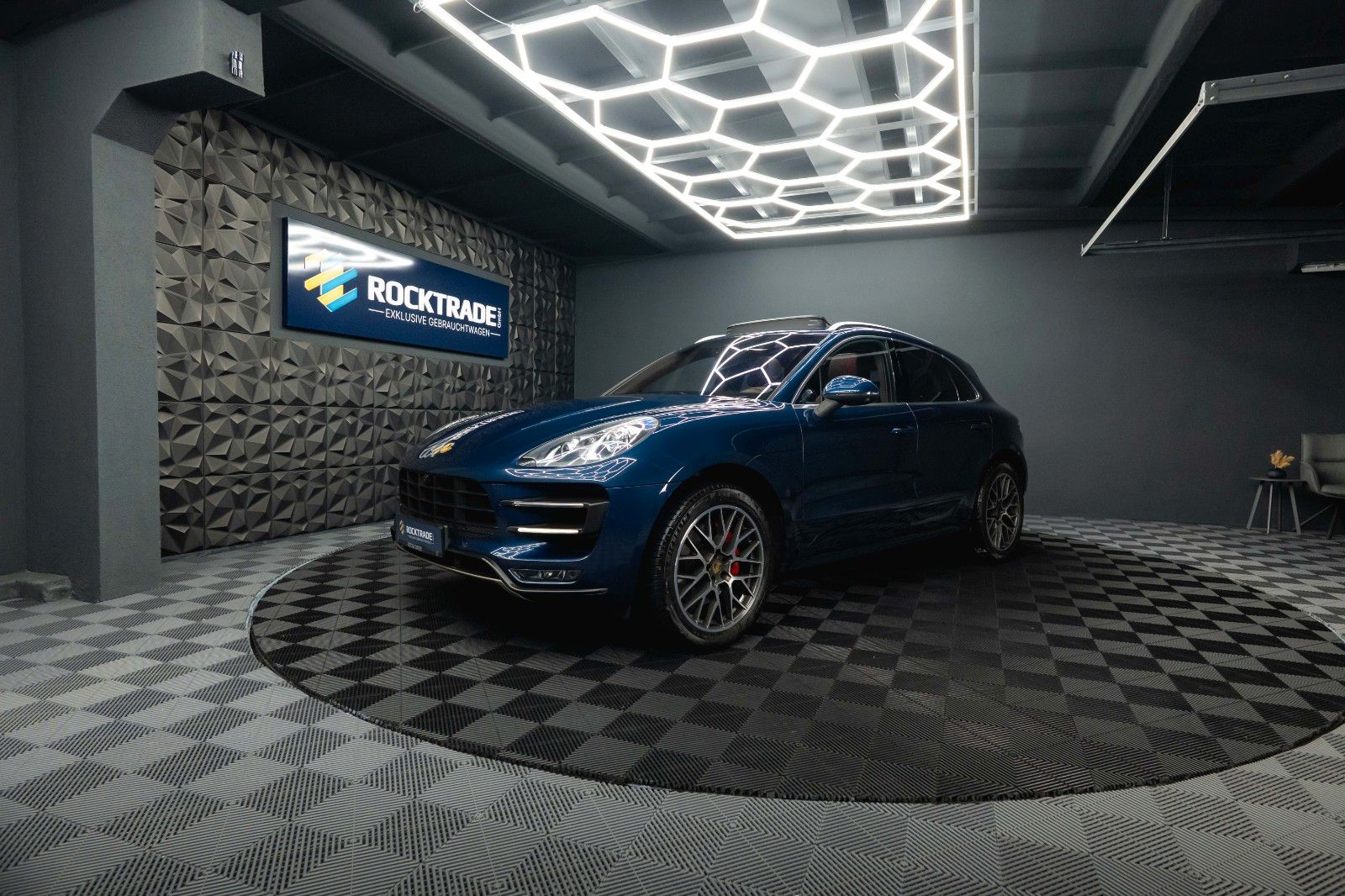 Fahrzeugabbildung Porsche Macan Turbo Sport-Design Chrono+ *Pano*DAB*LED*
