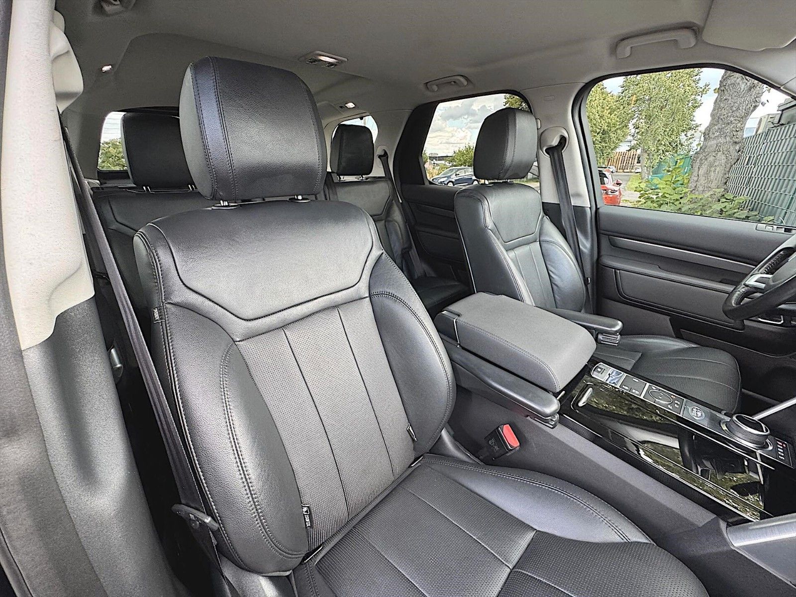Fahrzeugabbildung Land Rover Discovery 5 2.0 TD SD4 HSE BLACK 4x4 *AHK*LED*